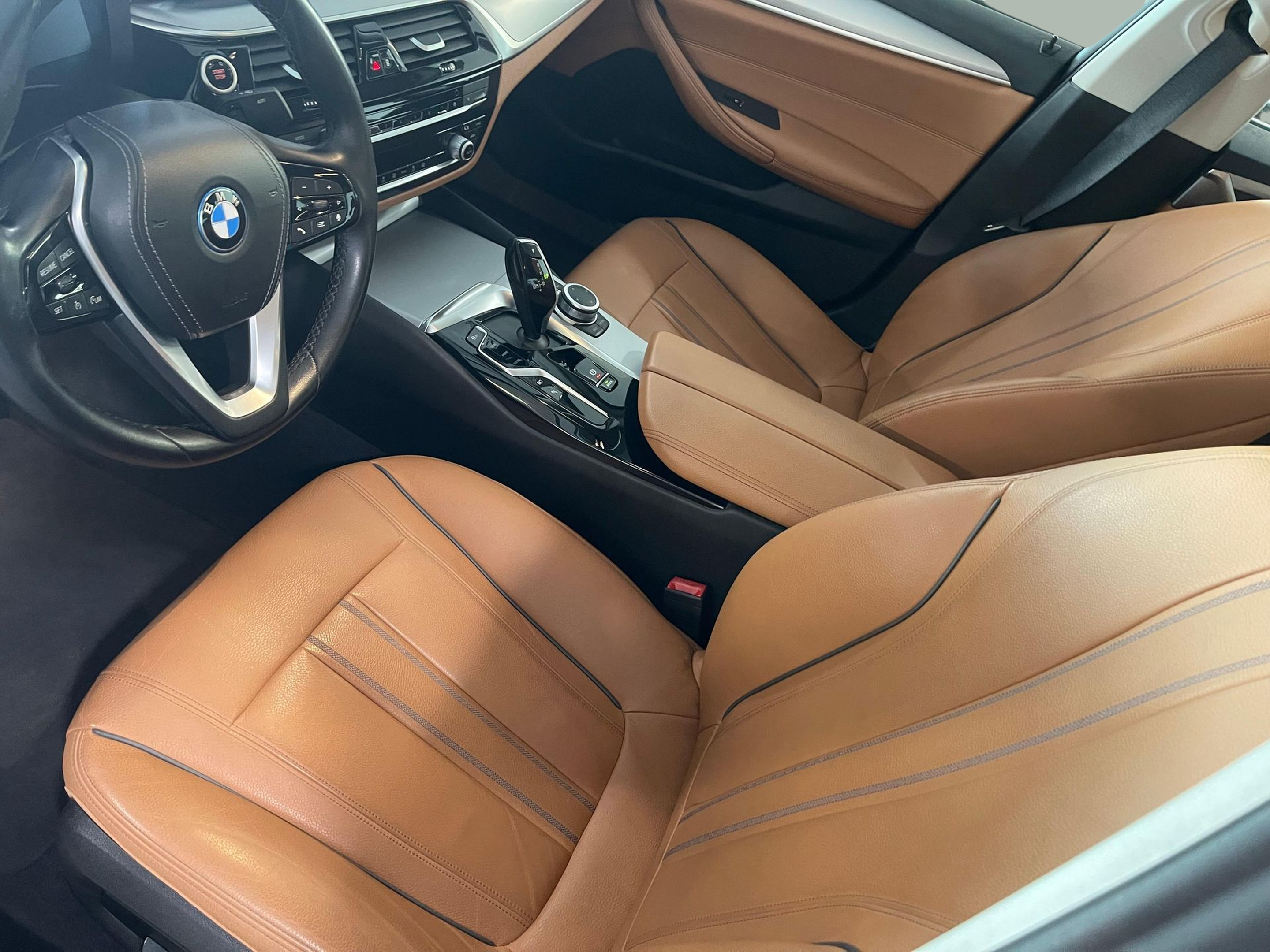 BMW Série 5 530e Berlina color Gris. Año 2022. 215KW(292CV). Gasolina. En concesionario Santogal Carnaxide de Oeiras