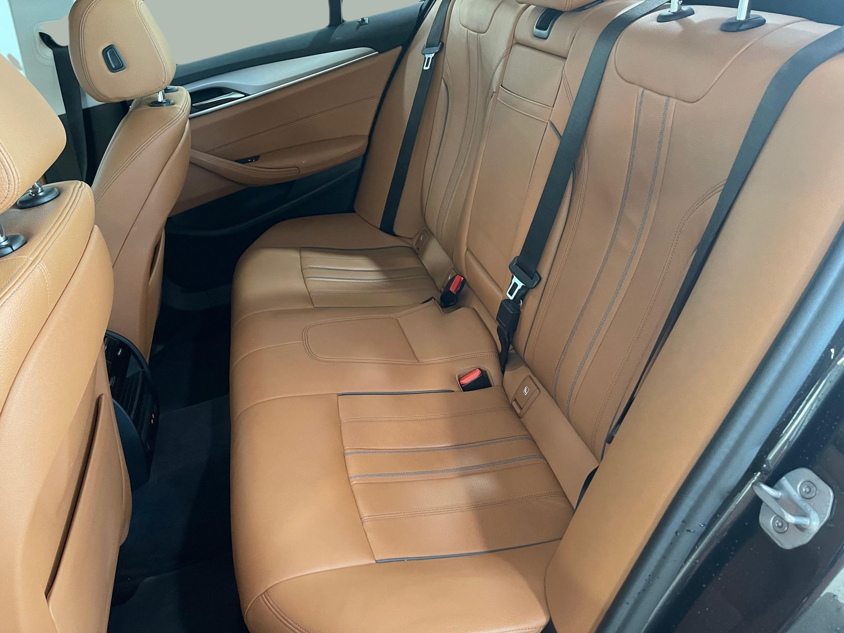 BMW Série 5 530e Berlina color Gris. Año 2022. 215KW(292CV). Gasolina. En concesionario Santogal Carnaxide de Oeiras