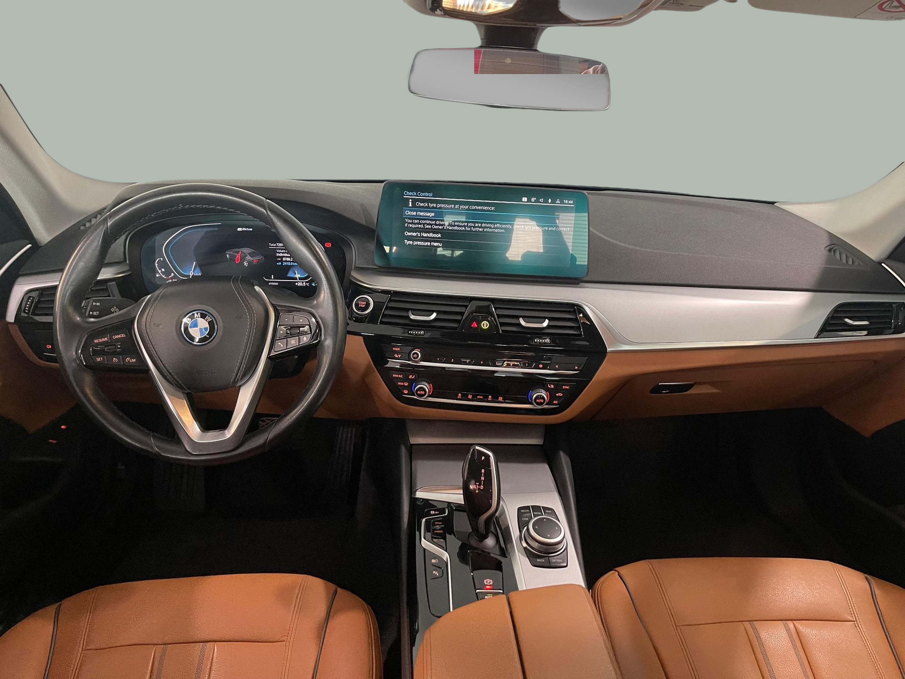 BMW Série 5 530e Berlina color Gris. Año 2022. 215KW(292CV). Gasolina. En concesionario Santogal Carnaxide de Oeiras