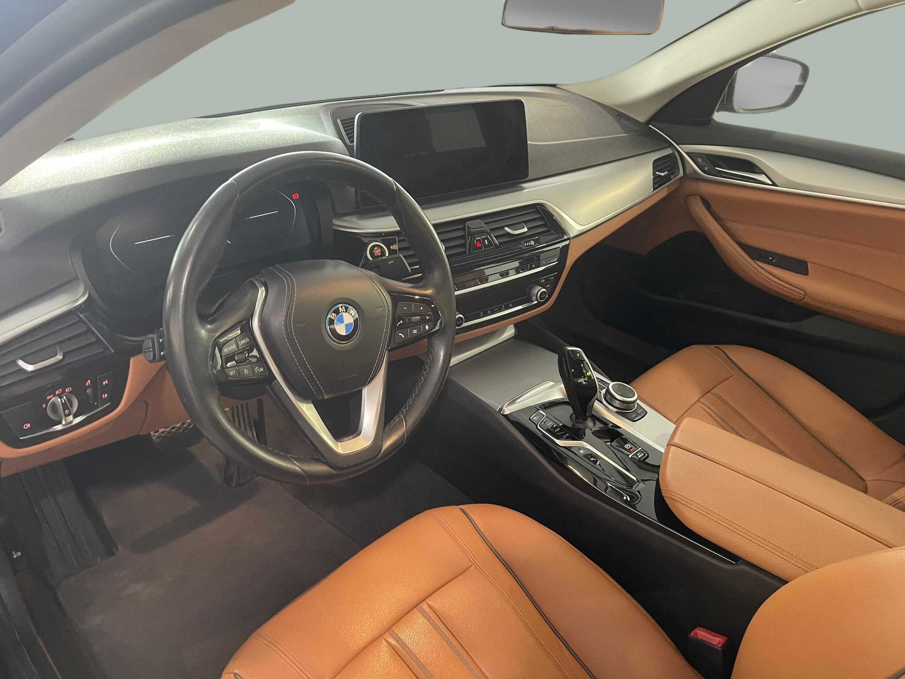 BMW Série 5 530e Berlina color Gris. Año 2022. 215KW(292CV). Gasolina. En concesionario Santogal Carnaxide de Oeiras
