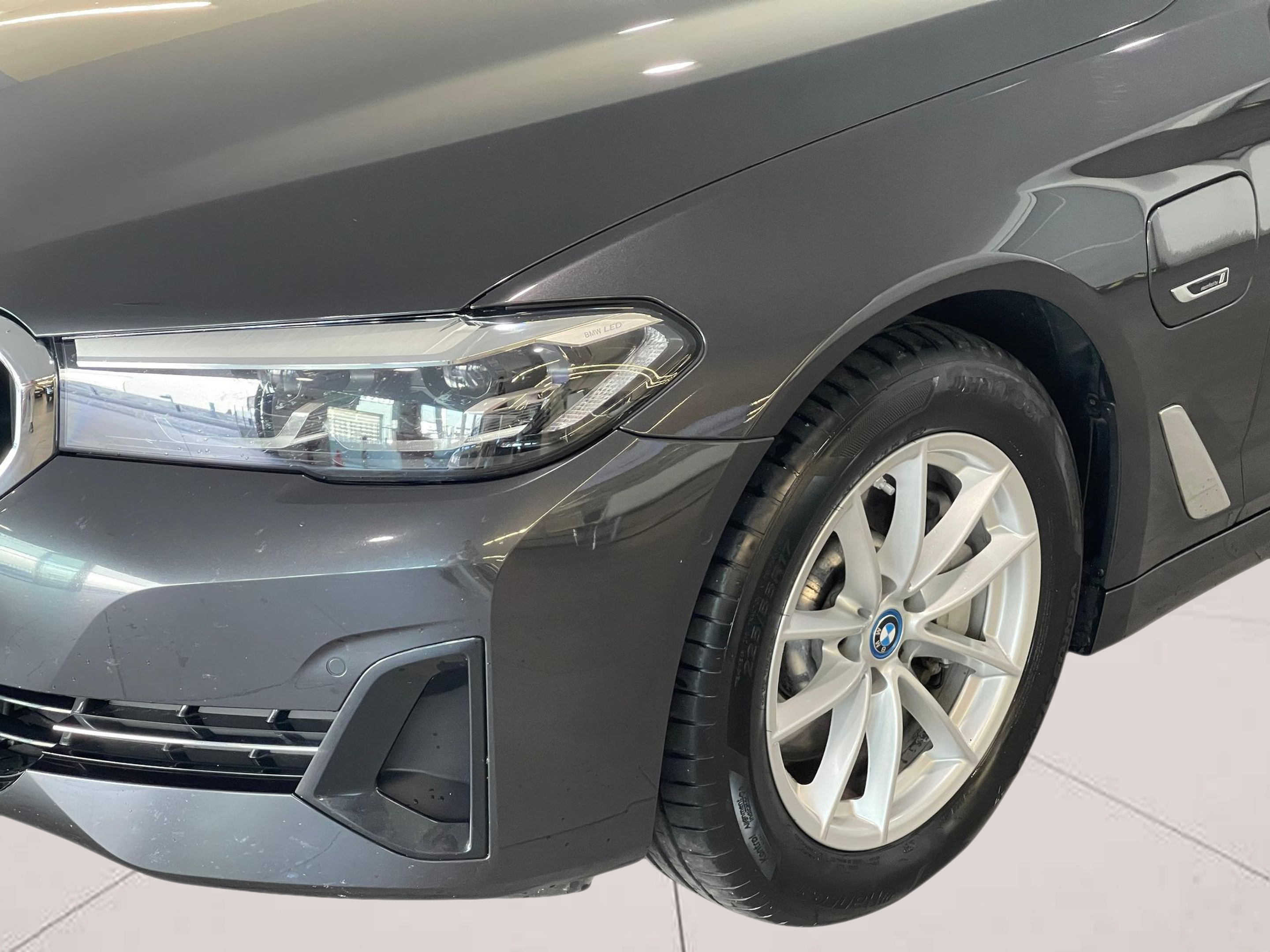 BMW Série 5 530e Berlina color Gris. Año 2022. 215KW(292CV). Gasolina. En concesionario Santogal Carnaxide de Oeiras