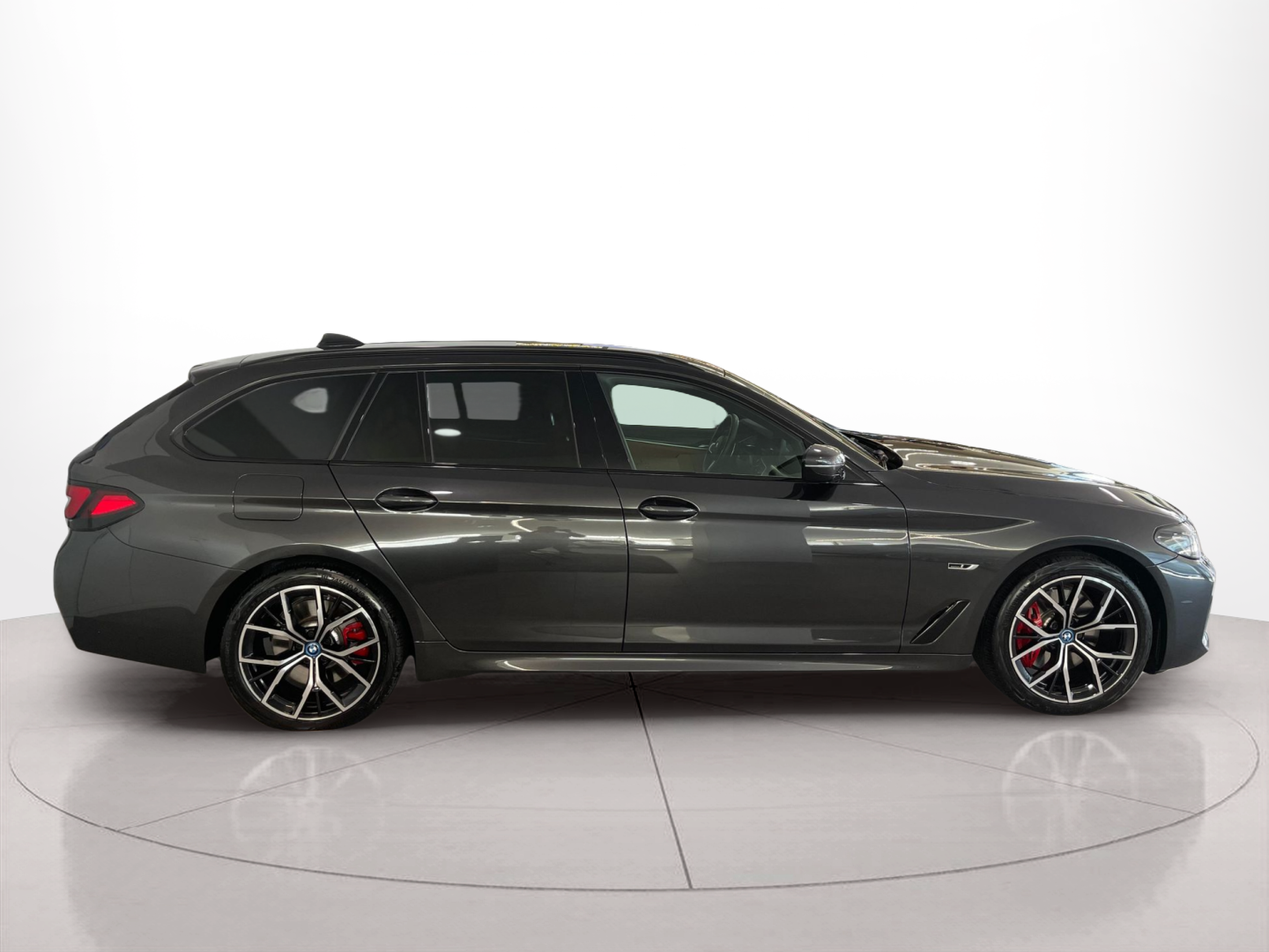 Fotos de BMW Série 5 530e Touring color Gris. Año 2023. 215KW(292CV). Elétrico / Gasolina Híbrido. En concesionario Santogal - MOTORRAD Carnaxide de Oeiras