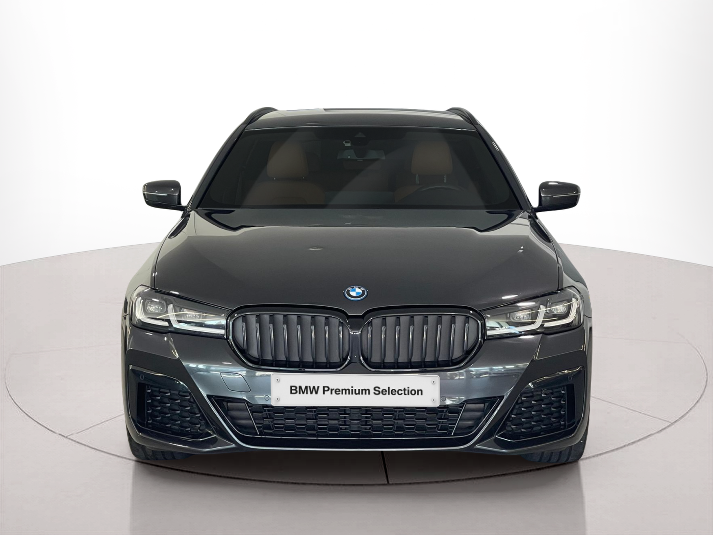 Fotos de BMW Série 5 530e Touring color Gris. Año 2023. 215KW(292CV). Elétrico / Gasolina Híbrido. En concesionario Santogal - MOTORRAD Carnaxide de Oeiras