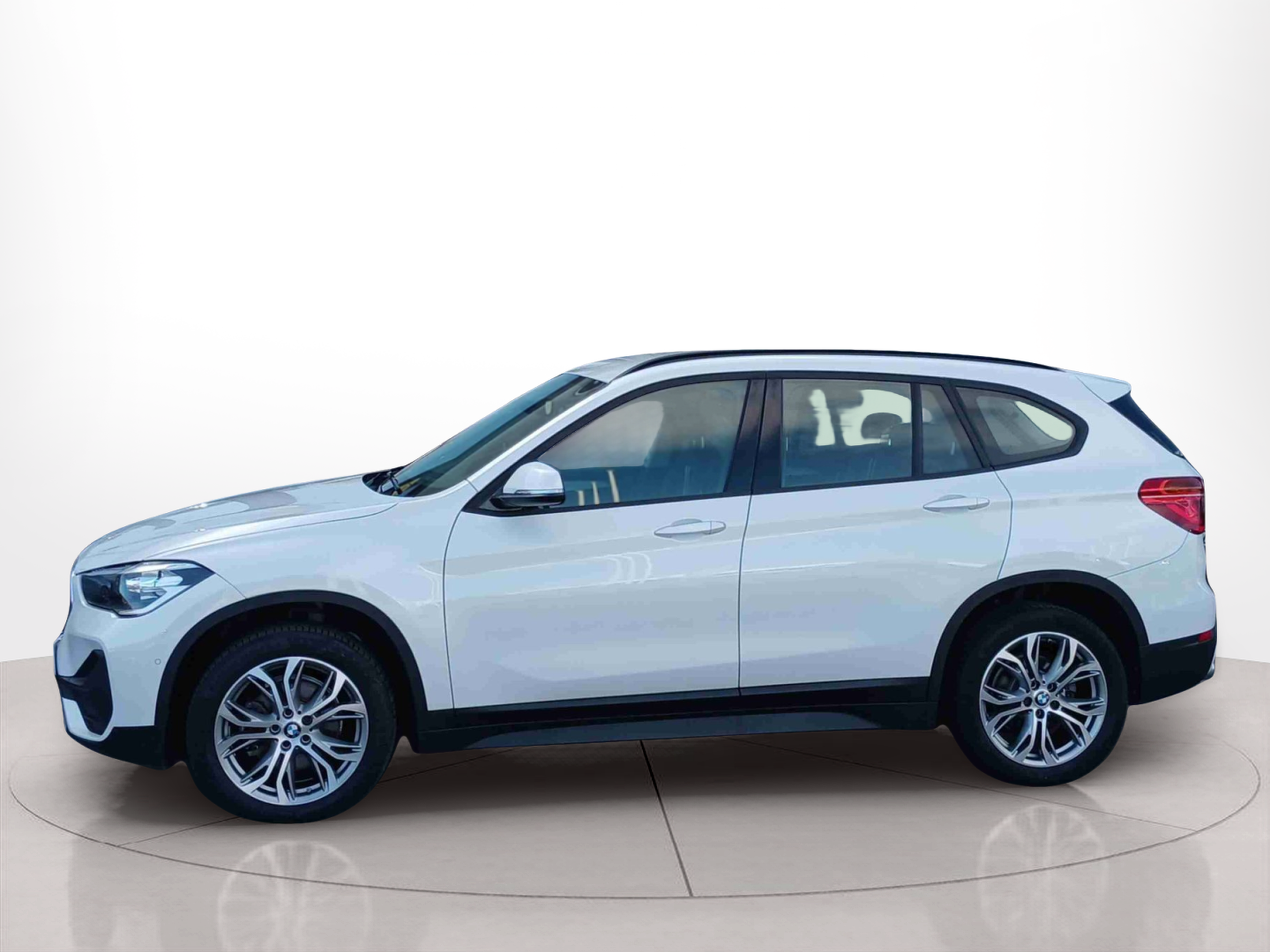 Fotos de BMW X1 sDrive18d color Blanco. Año 2020. 110KW(150CV). Diesel. En concesionario Santogal Seixal de Seixal
