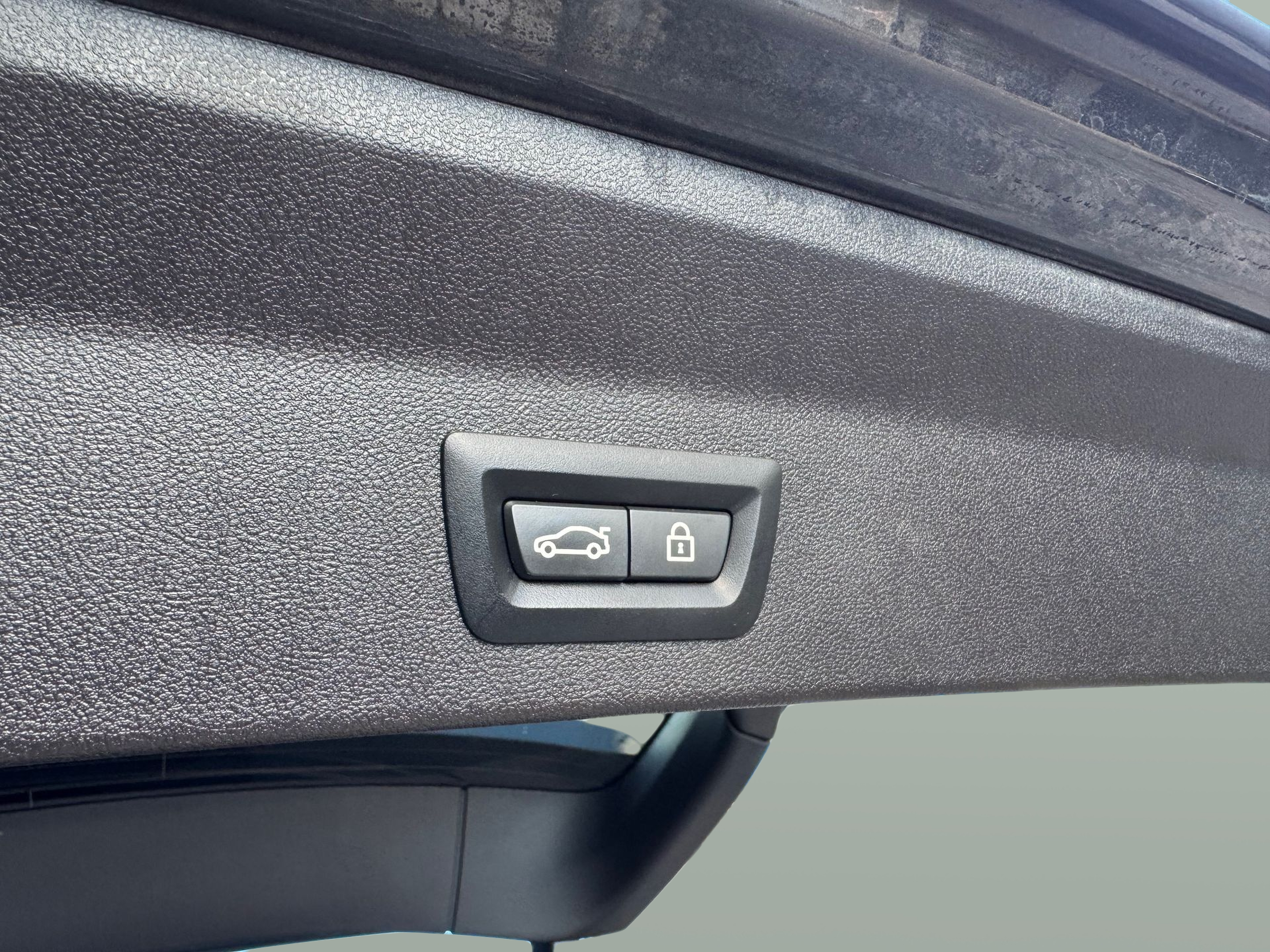 BMW X3 xDrive30e color Gris. Año 2020. 215KW(292CV). Elétrico / Gasolina Híbrido. En concesionario Santogal Oeiras de Oeiras