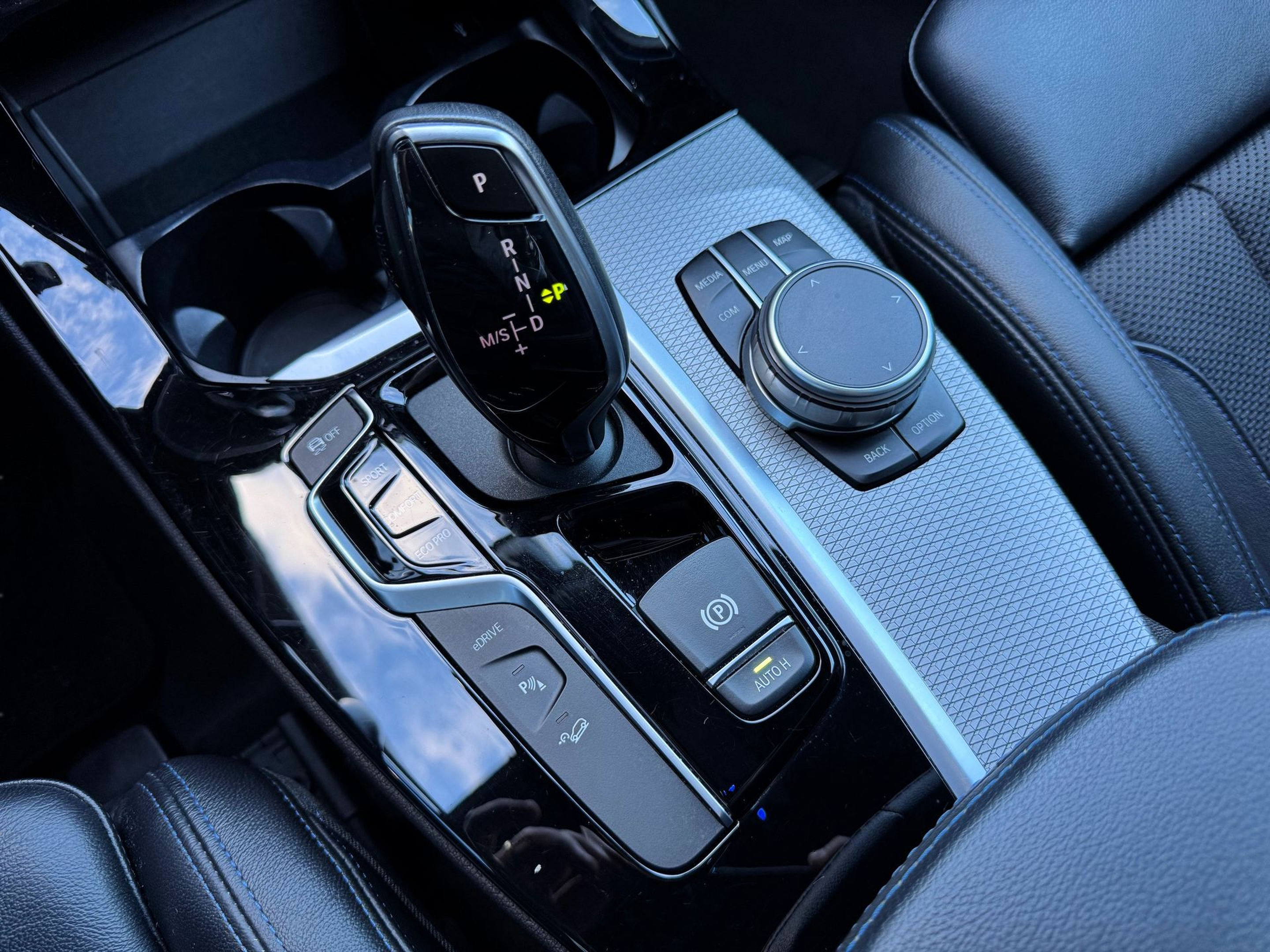 BMW X3 xDrive30e color Gris. Año 2020. 215KW(292CV). Elétrico / Gasolina Híbrido. En concesionario Santogal Oeiras de Oeiras