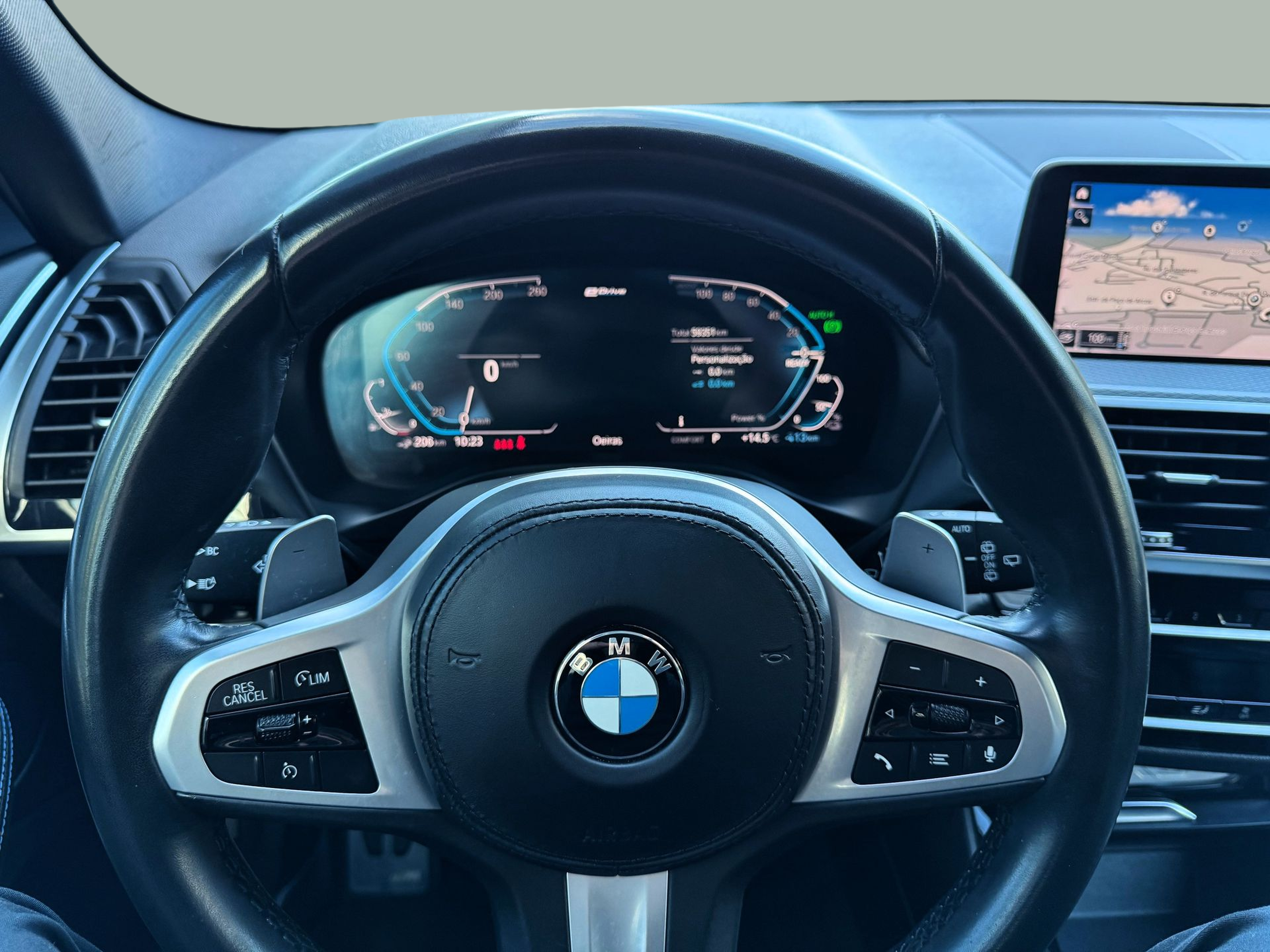 BMW X3 xDrive30e color Gris. Año 2020. 215KW(292CV). Elétrico / Gasolina Híbrido. En concesionario Santogal Oeiras de Oeiras