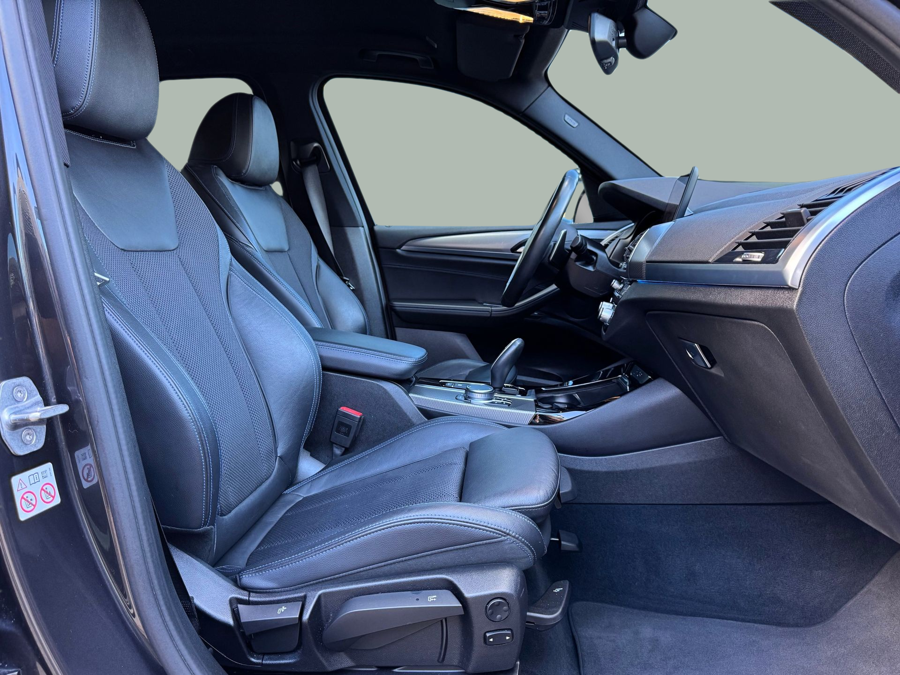 BMW X3 xDrive30e color Gris. Año 2020. 215KW(292CV). Elétrico / Gasolina Híbrido. En concesionario Santogal Oeiras de Oeiras