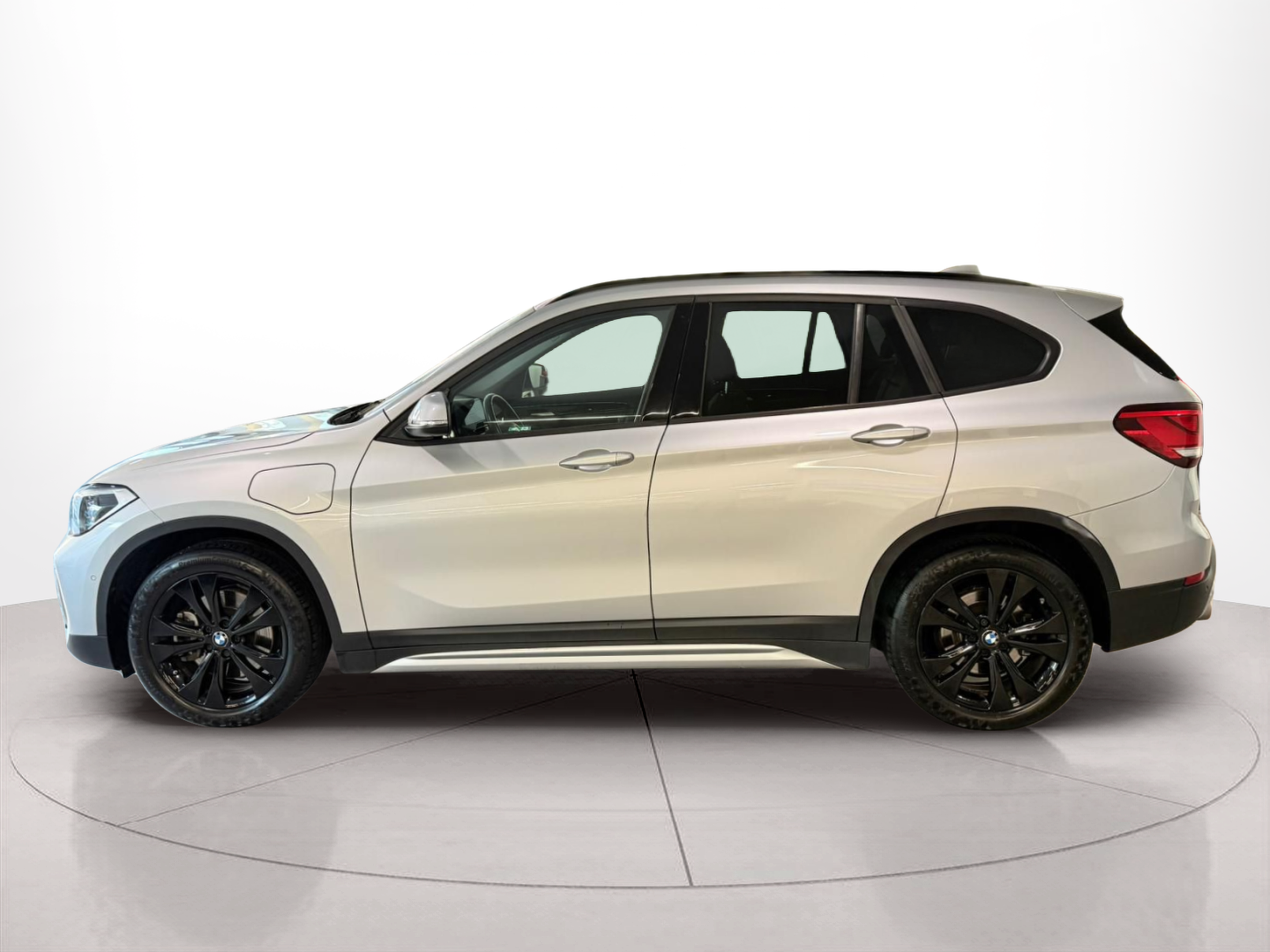 Fotos de BMW X1 xDrive25e color Gris Plata. Año 2020. 162KW(220CV). Elétrico / Gasolina Híbrido. En concesionario Santogal Carnaxide de Oeiras