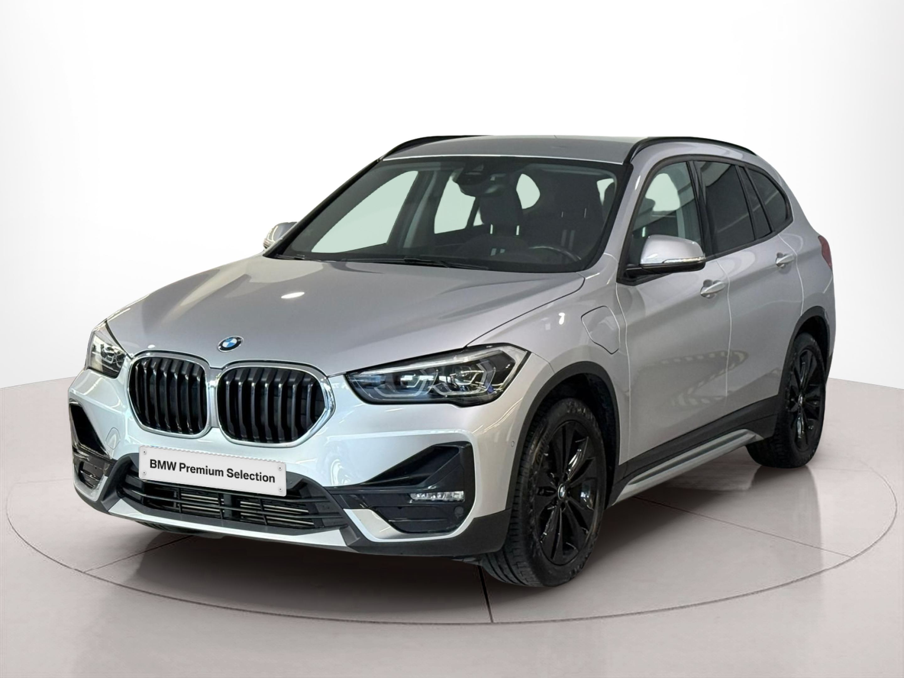 Fotos de BMW X1 xDrive25e color Gris Plata. Año 2020. 162KW(220CV). Elétrico / Gasolina Híbrido. En concesionario Santogal Carnaxide de Oeiras