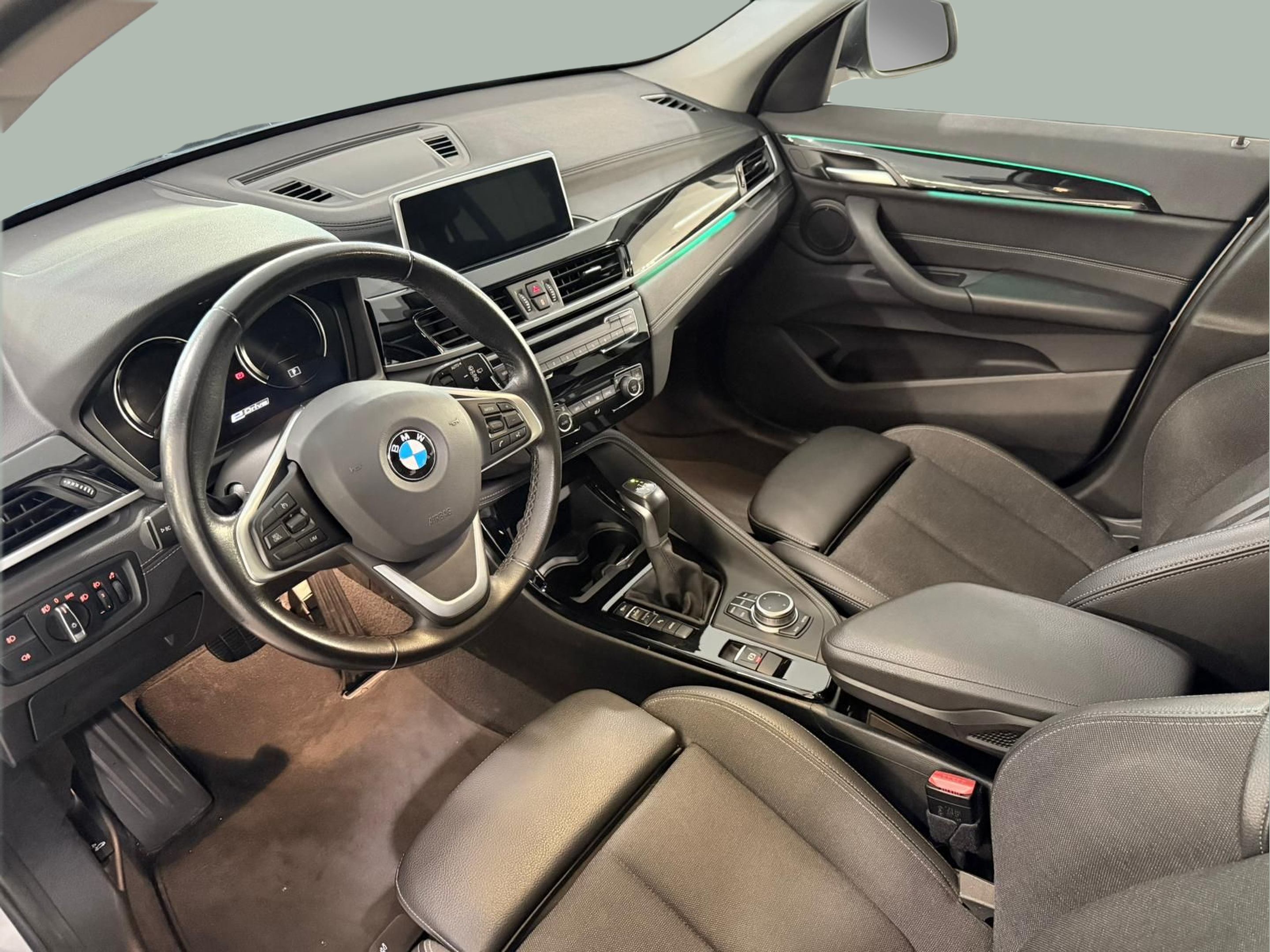 BMW X1 xDrive25e color Gris Plata. Año 2020. 162KW(220CV). Elétrico / Gasolina Híbrido. En concesionario Santogal Carnaxide de Oeiras