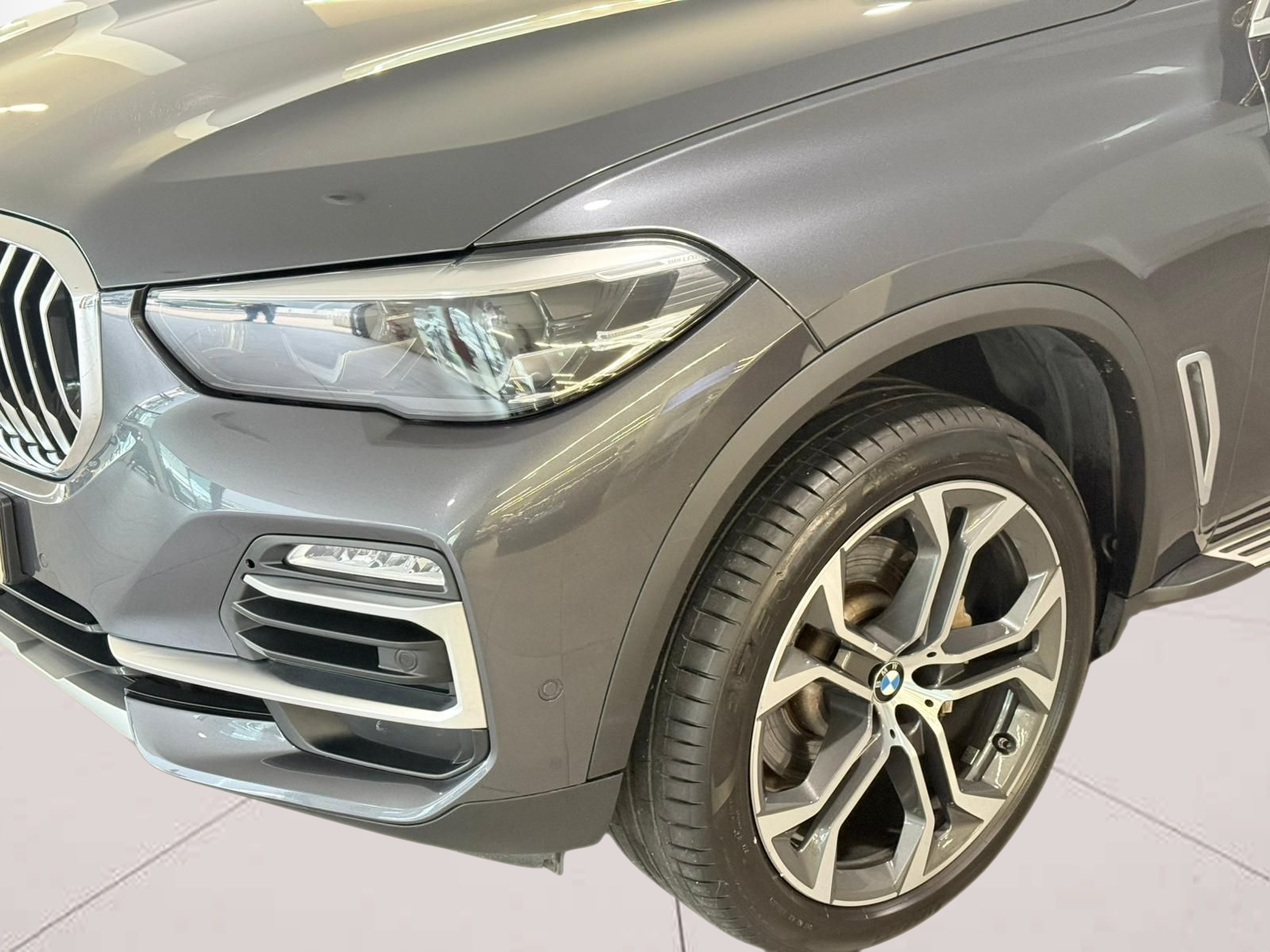 BMW X5 xDrive30d color Gris. Año 2020. 195KW(265CV). Diesel. En concesionario Santogal Carnaxide de Oeiras