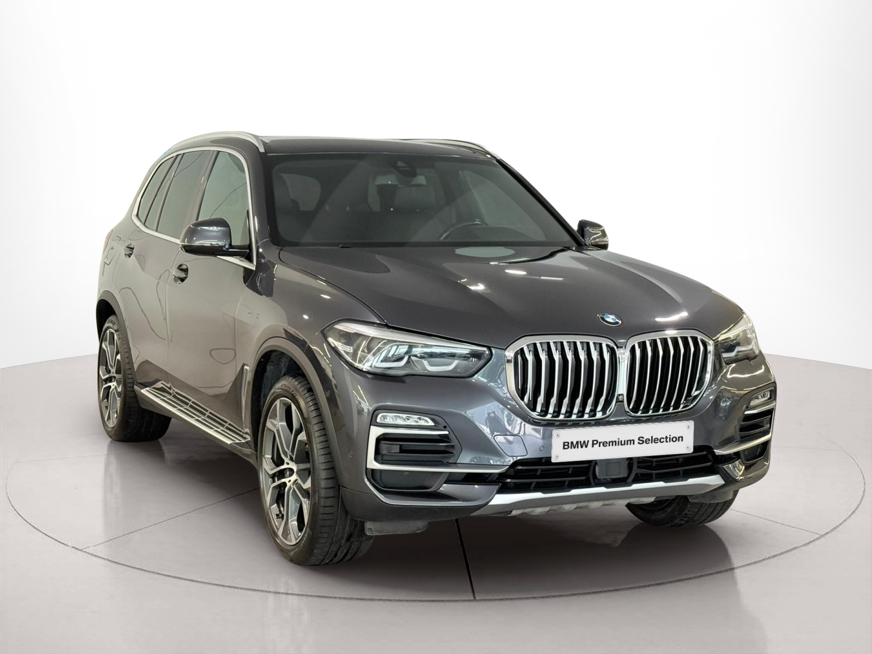 BMW X5 xDrive30d color Gris. Año 2020. 195KW(265CV). Diesel. En concesionario Santogal Carnaxide de Oeiras