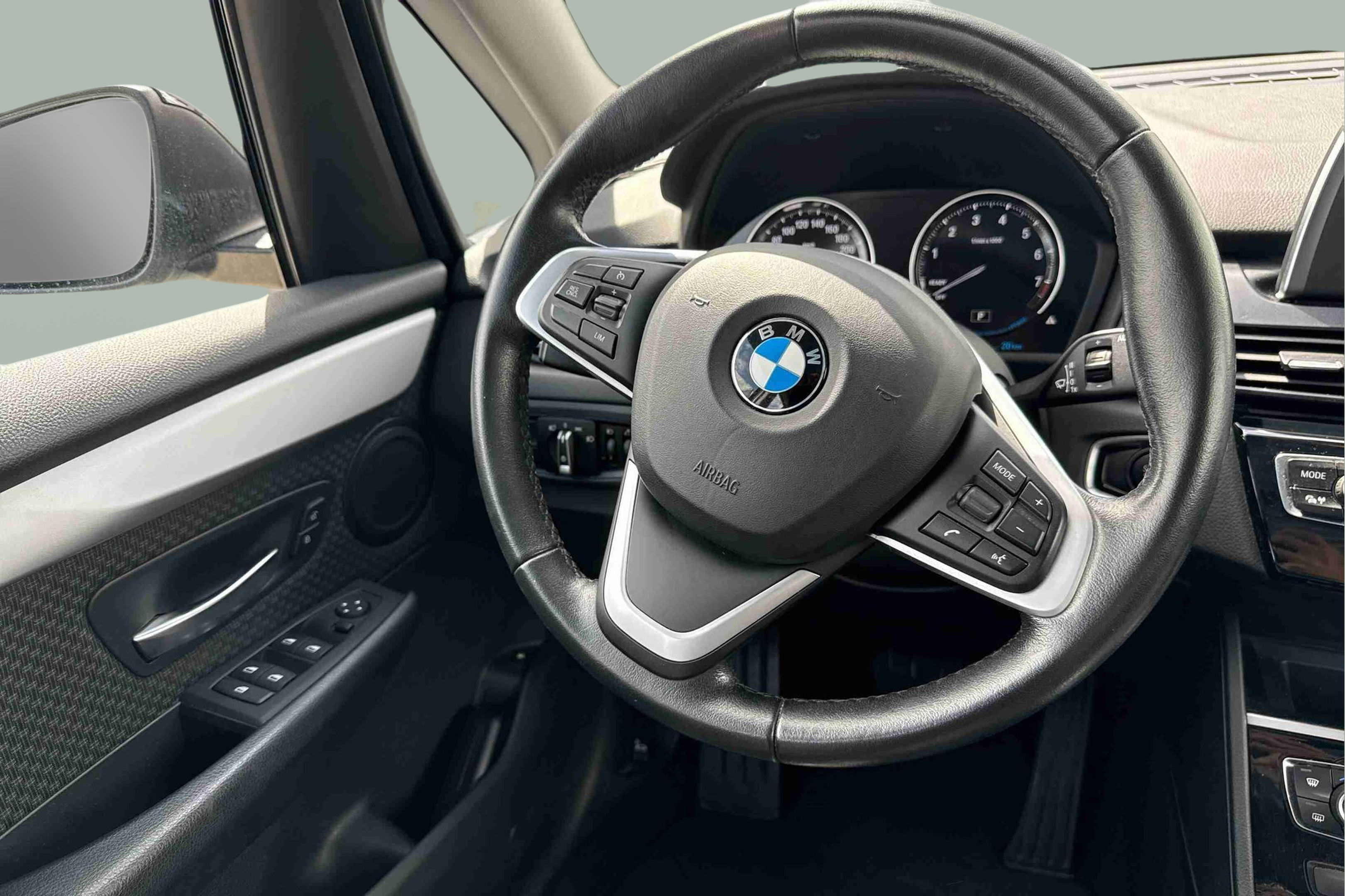 BMW Série 2 225xe Active Tourer color Negro. Año 2020. 165KW(224CV). Elétrico / Gasolina Híbrido. En concesionario Santogal Praça de Espanha - Lisboa de Lisboa