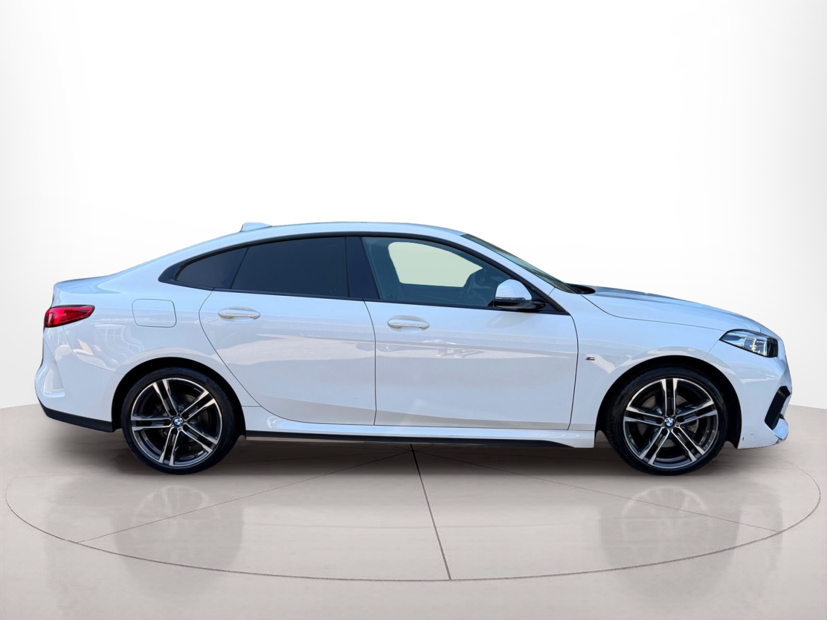 Fotos de BMW Série 2 216d Gran Coupe color Blanco. Año 2020. 85KW(116CV). Diesel. En concesionario Santogal Oeiras de Oeiras