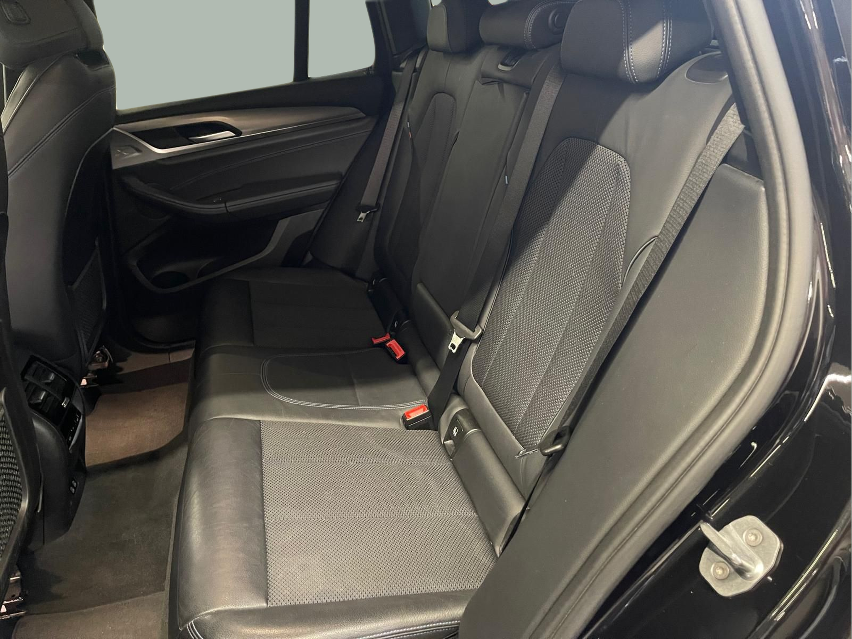 BMW X3 xDrive30e color Negro. Año 2020. 215KW(292CV). Elétrico / Gasolina Híbrido. En concesionario Santogal Carnaxide de Oeiras