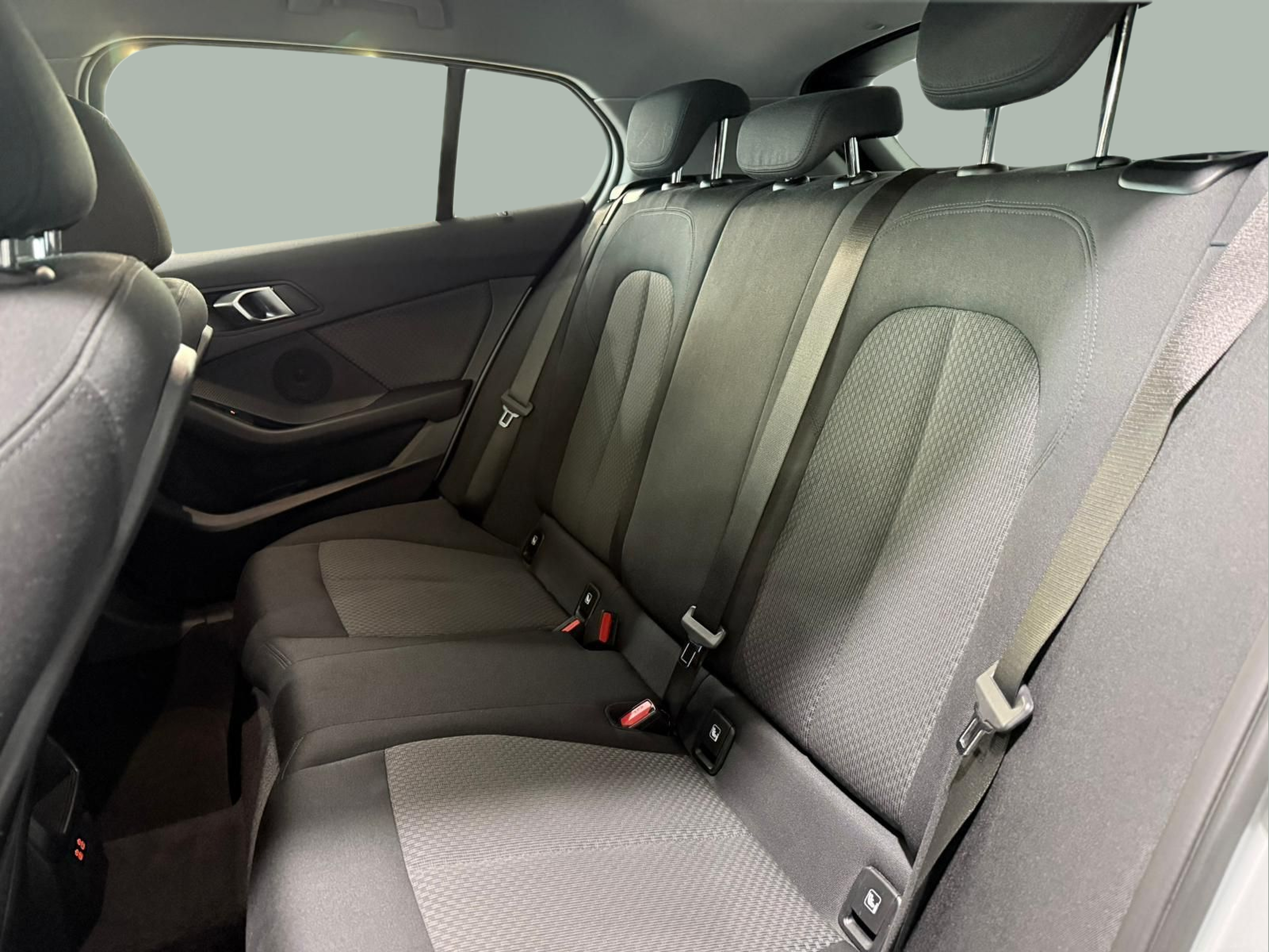 BMW Série 1 116d color Gris Plata. Año 2021. 85KW(116CV). Diesel. En concesionario Santogal Carnaxide de Oeiras