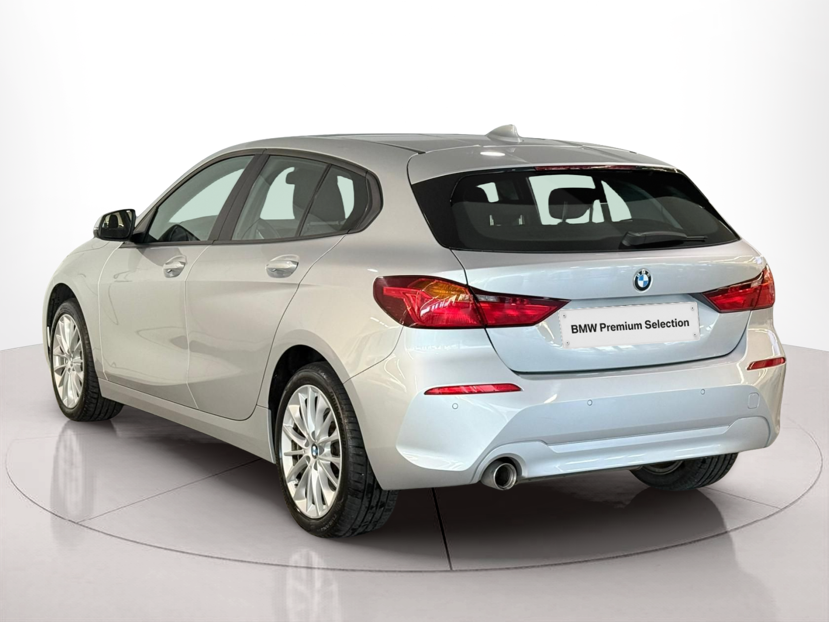 BMW Série 1 116d color Gris Plata. Año 2021. 85KW(116CV). Diesel. En concesionario Santogal Carnaxide de Oeiras