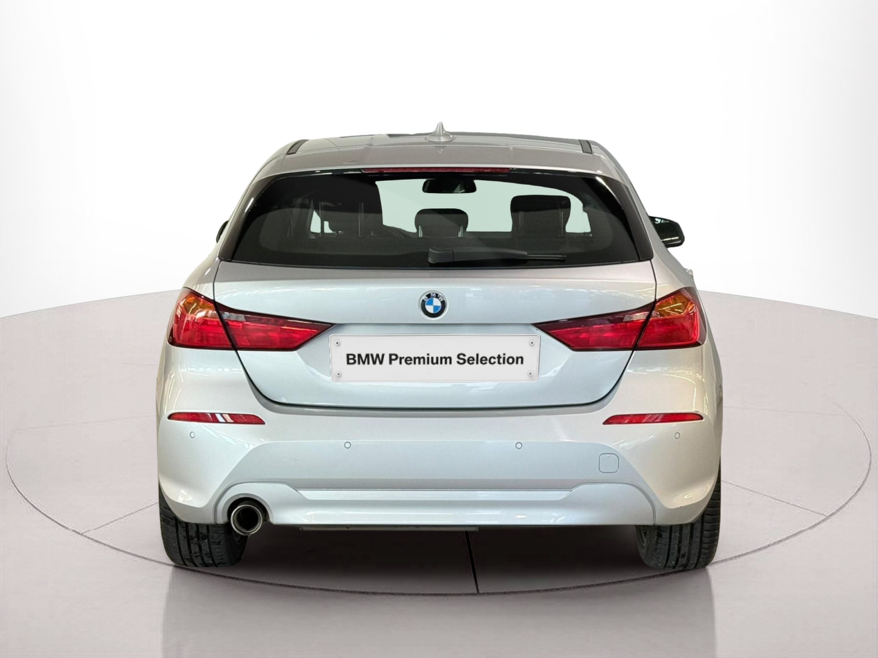 BMW Série 1 116d color Gris Plata. Año 2021. 85KW(116CV). Diesel. En concesionario Santogal Carnaxide de Oeiras