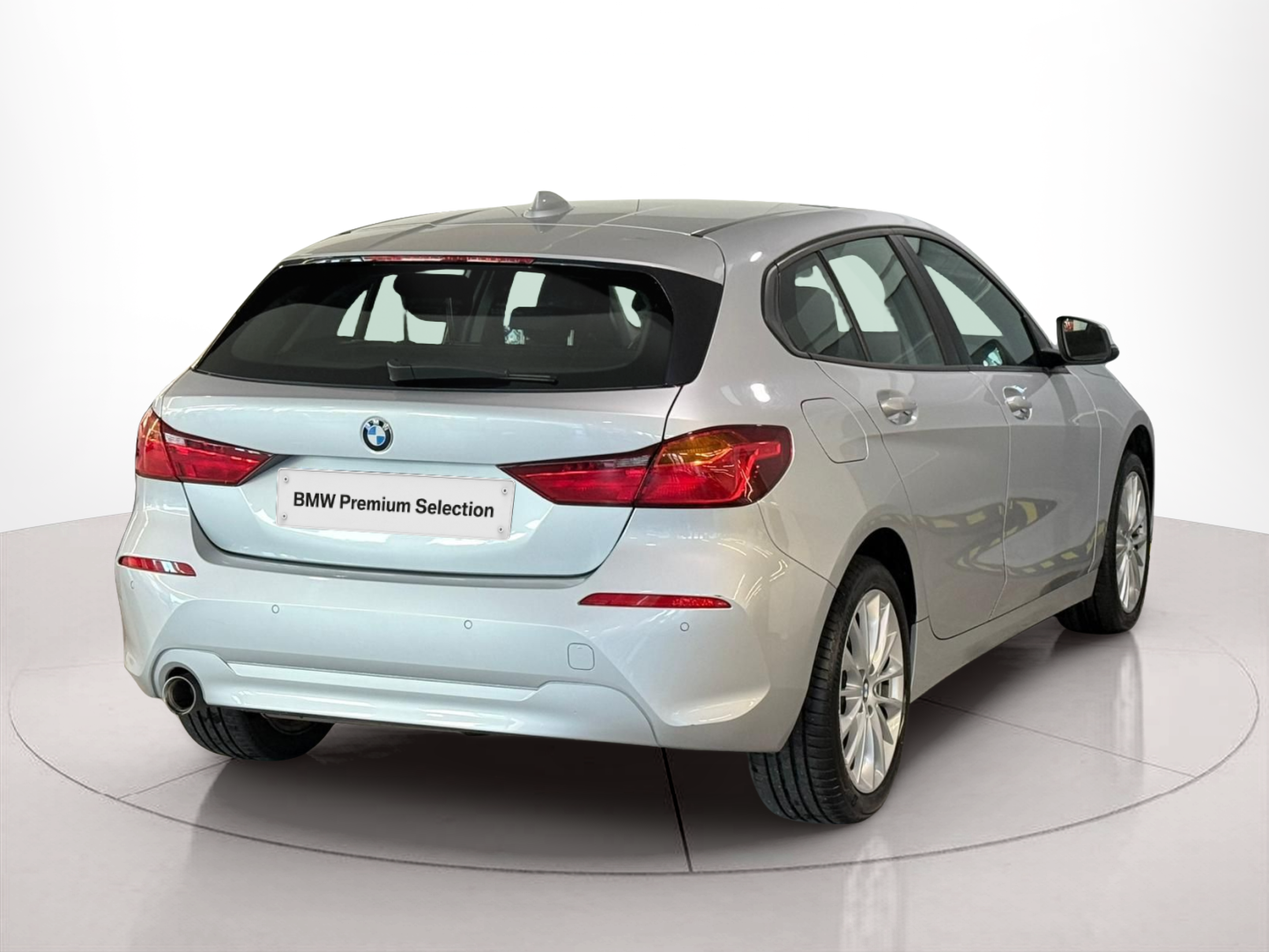 BMW Série 1 116d color Gris Plata. Año 2021. 85KW(116CV). Diesel. En concesionario Santogal Carnaxide de Oeiras