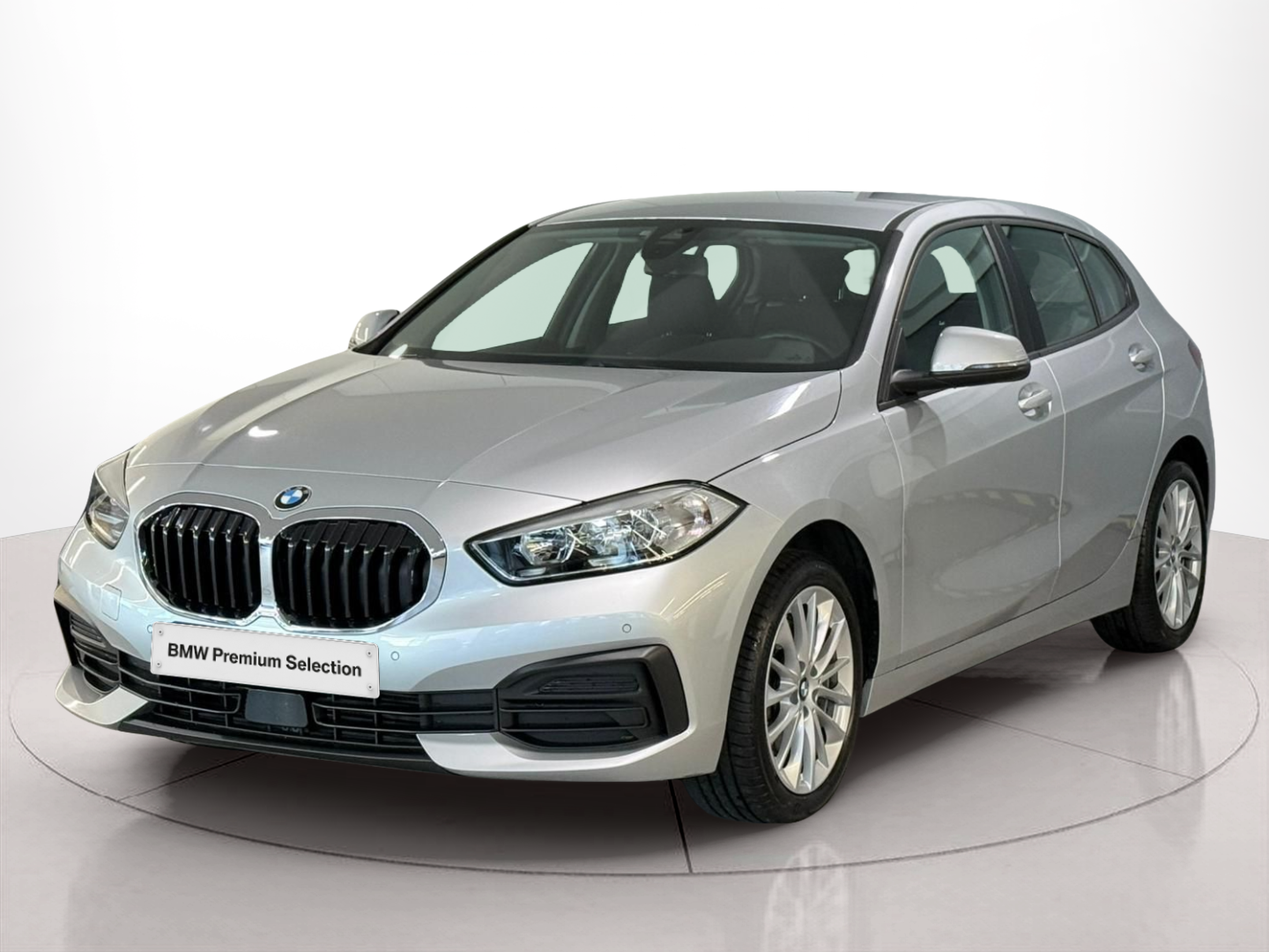 Fotos de BMW Série 1 116d color Gris Plata. Año 2021. 85KW(116CV). Diesel. En concesionario Santogal Carnaxide de Oeiras