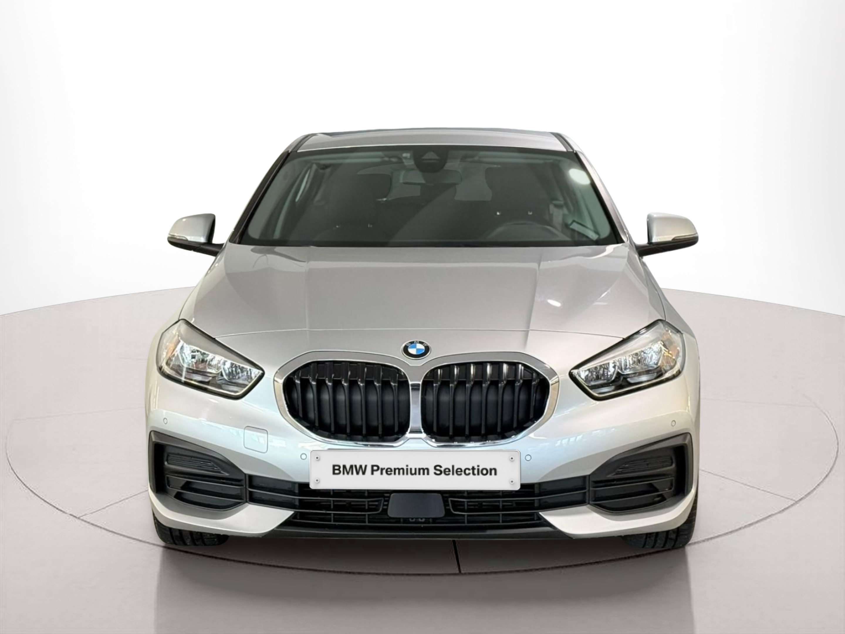 Fotos de BMW Série 1 116d color Gris Plata. Año 2021. 85KW(116CV). Diesel. En concesionario Santogal Carnaxide de Oeiras