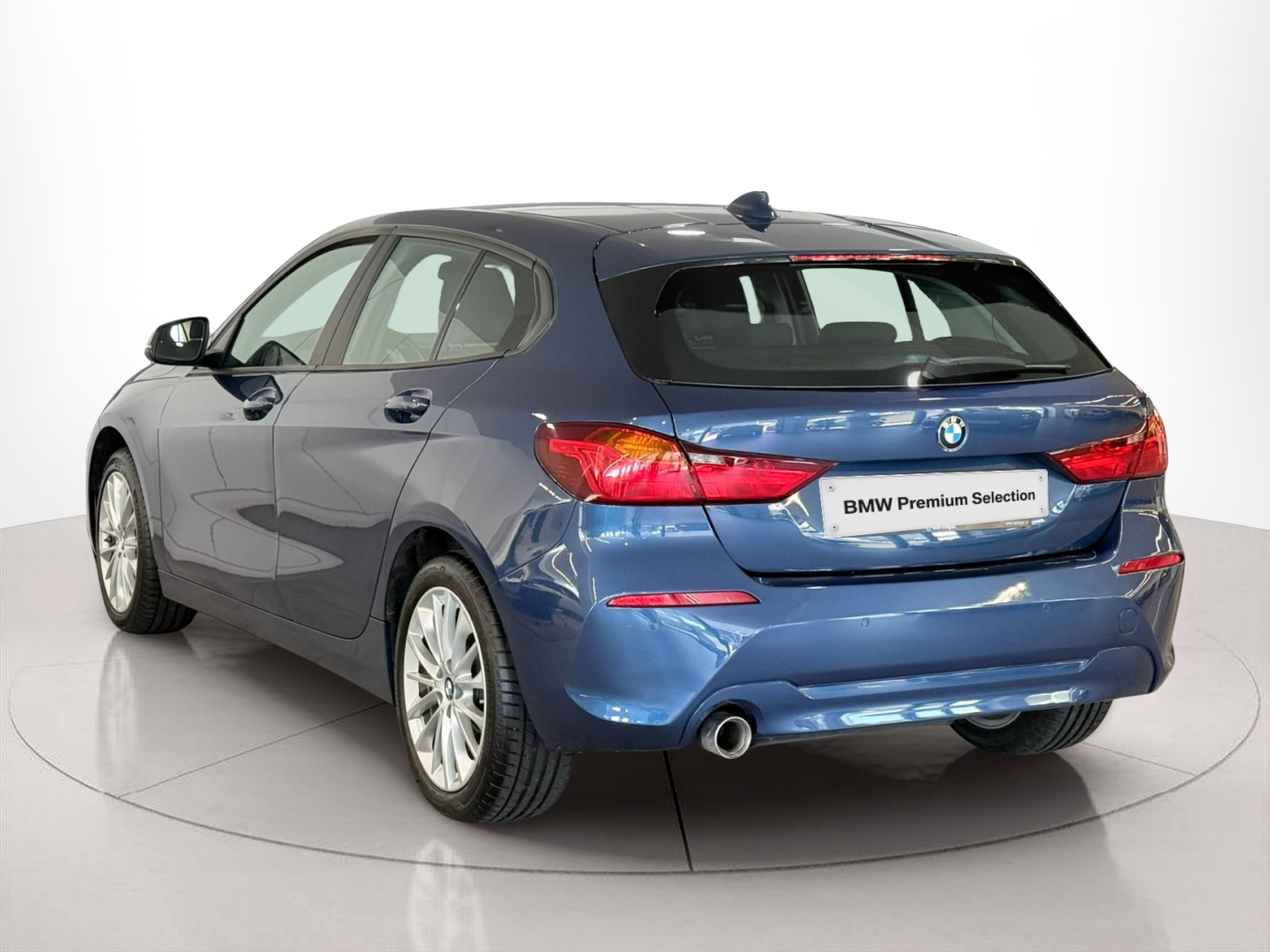 BMW Série 1 116d color Azul. Año 2021. 85KW(116CV). Diesel. En concesionario Santogal MOTORRAD Seixal de Abrantes