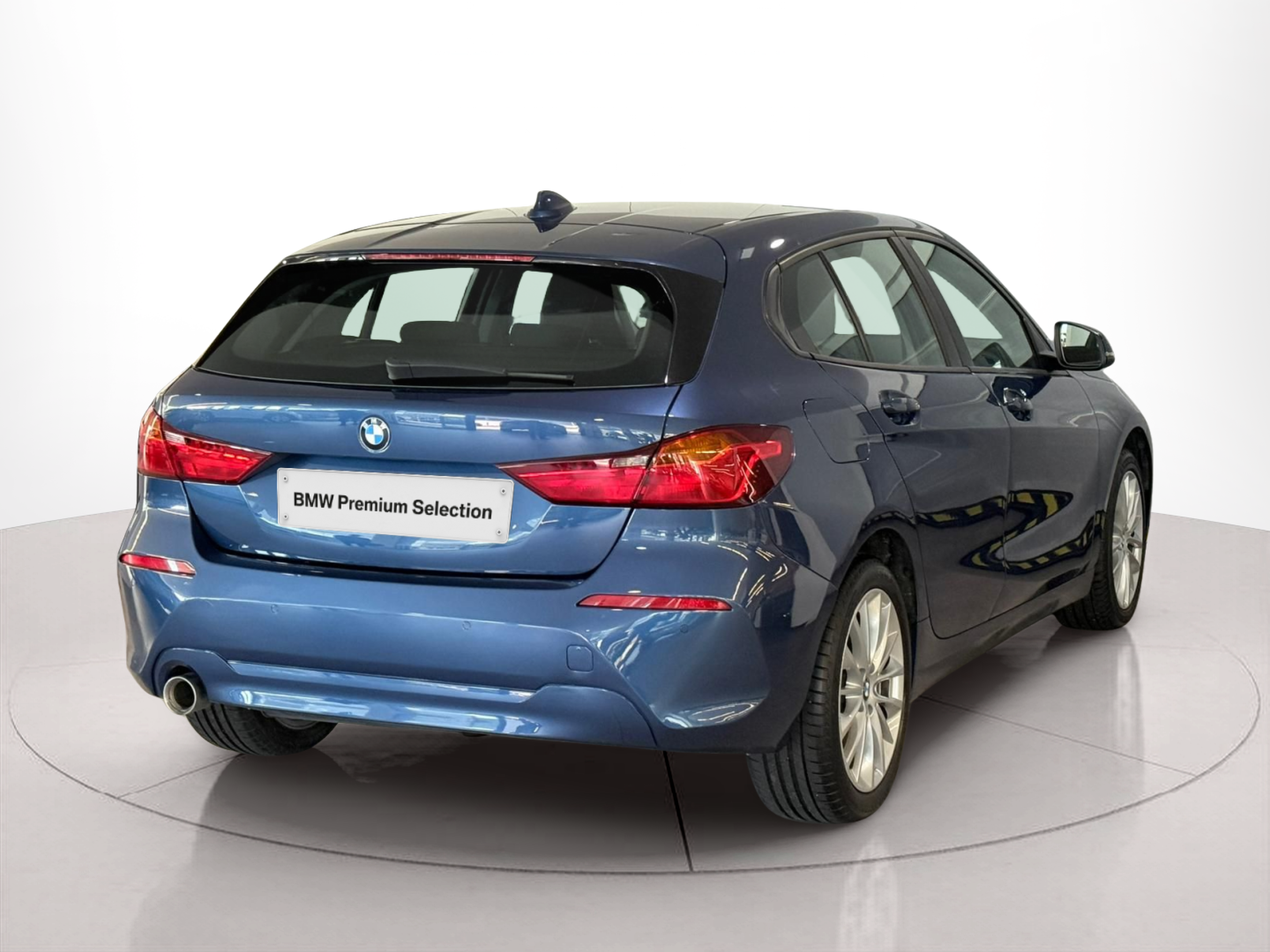 BMW Série 1 116d color Azul. Año 2021. 85KW(116CV). Diesel. En concesionario Santogal MOTORRAD Seixal de Abrantes