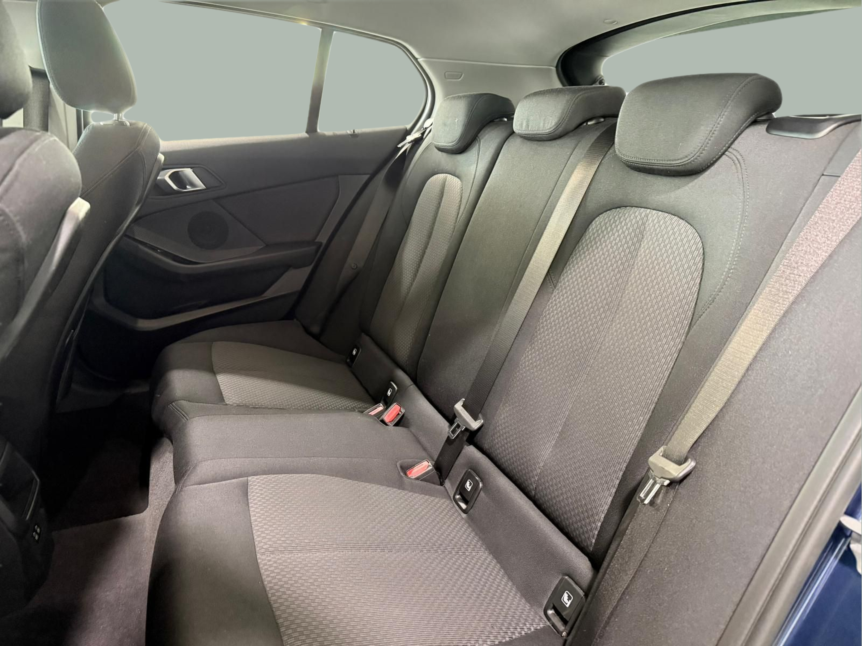 BMW Série 1 116d color Azul. Año 2021. 85KW(116CV). Diesel. En concesionario Santogal MOTORRAD Seixal de Abrantes