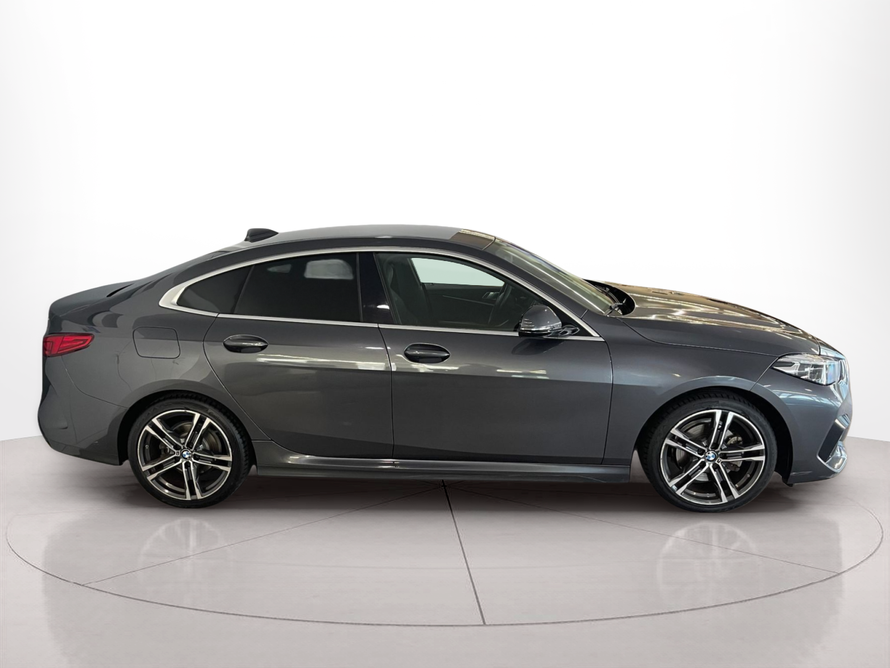 Fotos de BMW Série 2 216d Gran Coupe color Gris. Año 2021. 85KW(116CV). Diesel. En concesionario Santogal Carnaxide de Oeiras