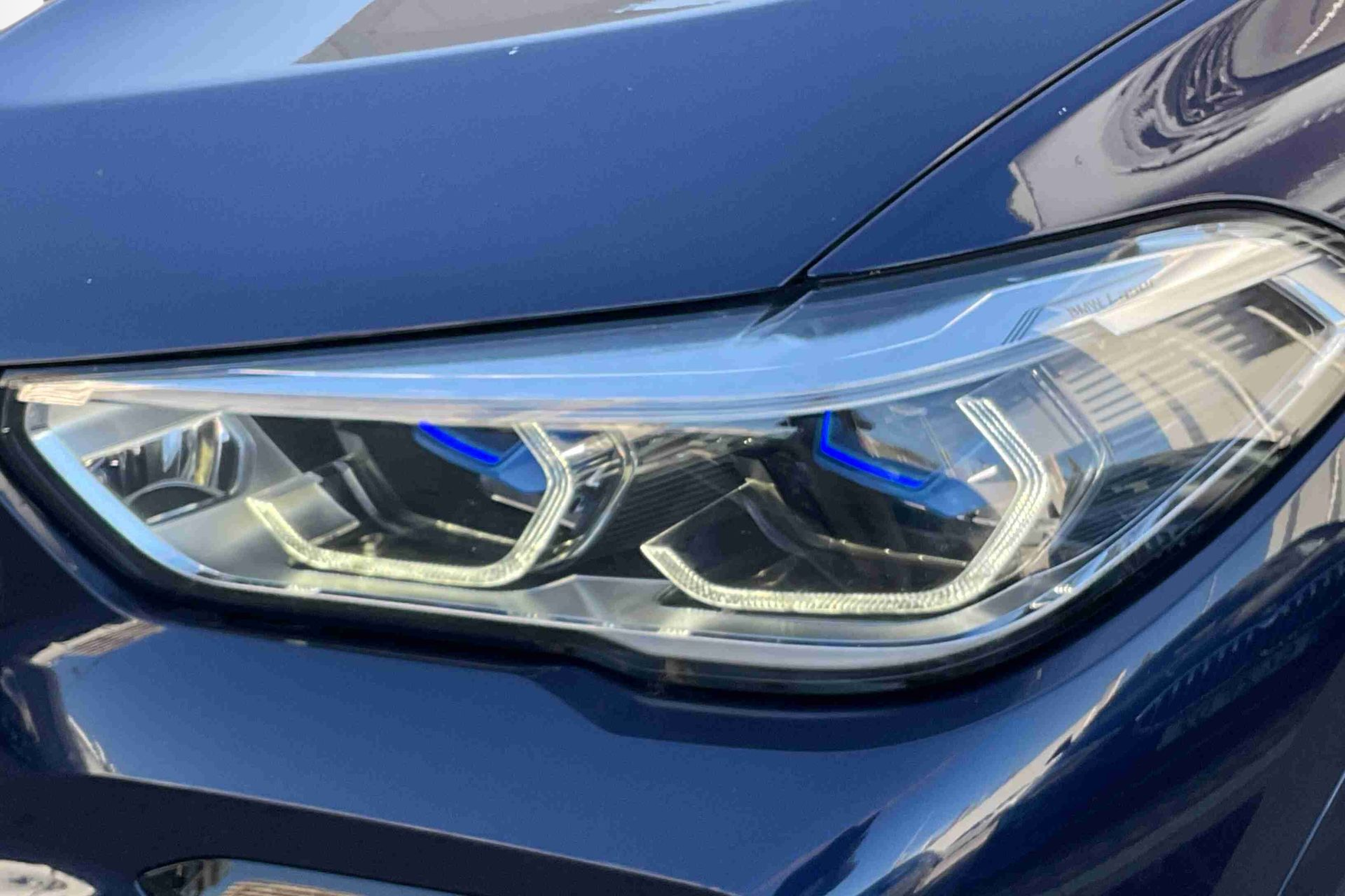 BMW X6 xDrive40i color Azul. Año 2021. 250KW(340CV). Gasolina. En concesionario Santogal Setúbal de Setúbal