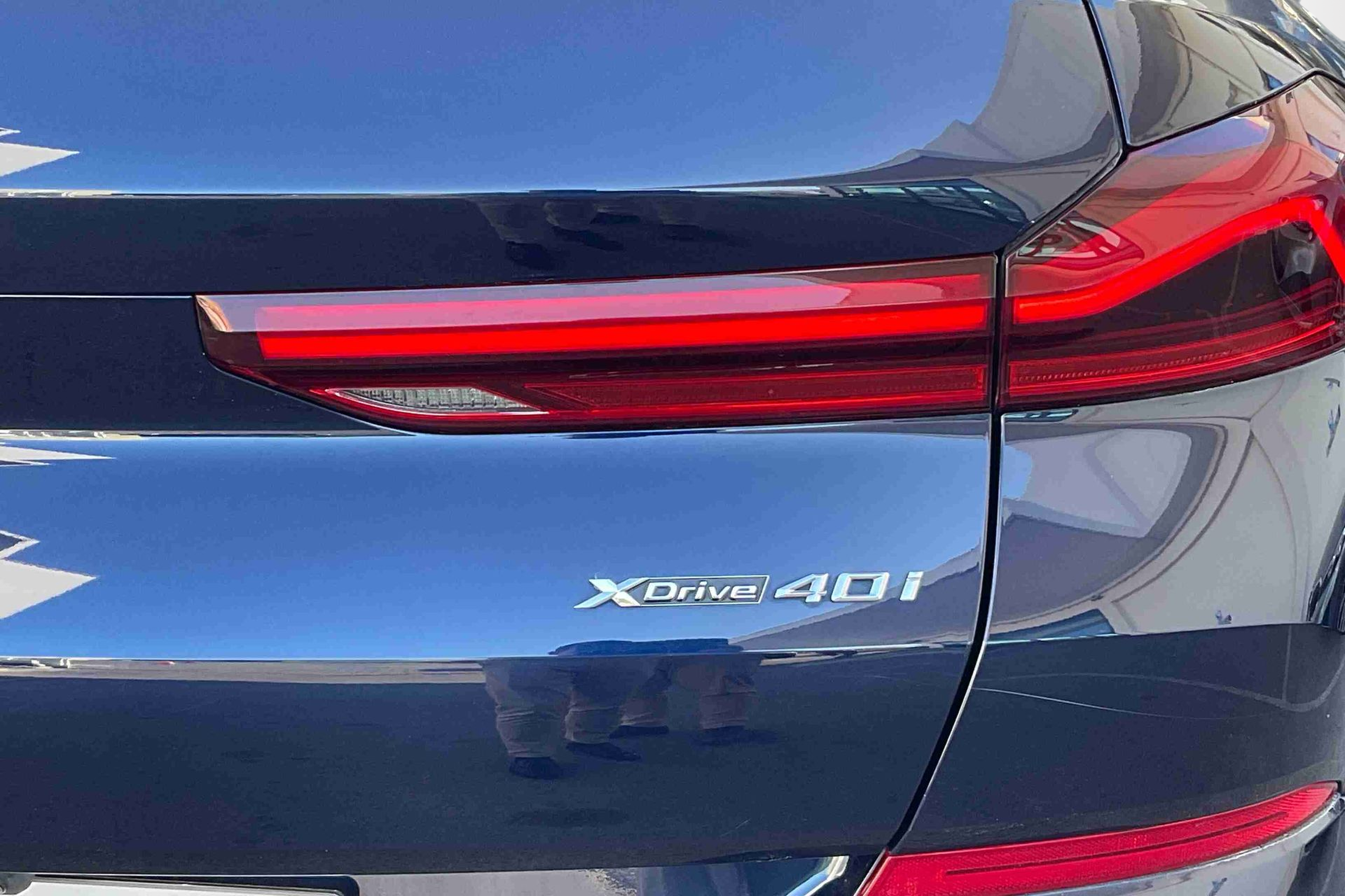 BMW X6 xDrive40i color Azul. Año 2021. 250KW(340CV). Gasolina. En concesionario Santogal Setúbal de Setúbal