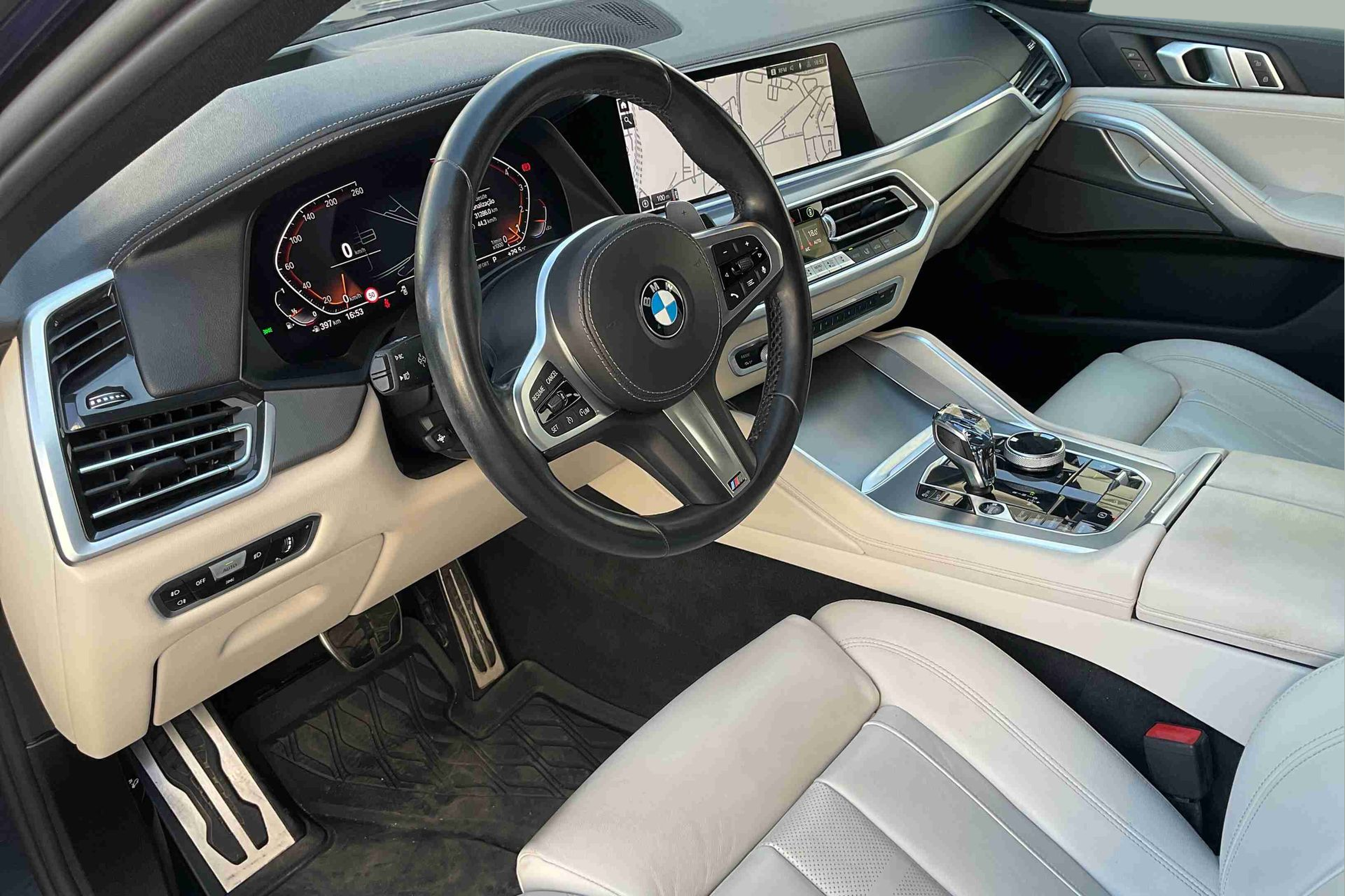 BMW X6 xDrive40i color Azul. Año 2021. 250KW(340CV). Gasolina. En concesionario Santogal Setúbal de Setúbal