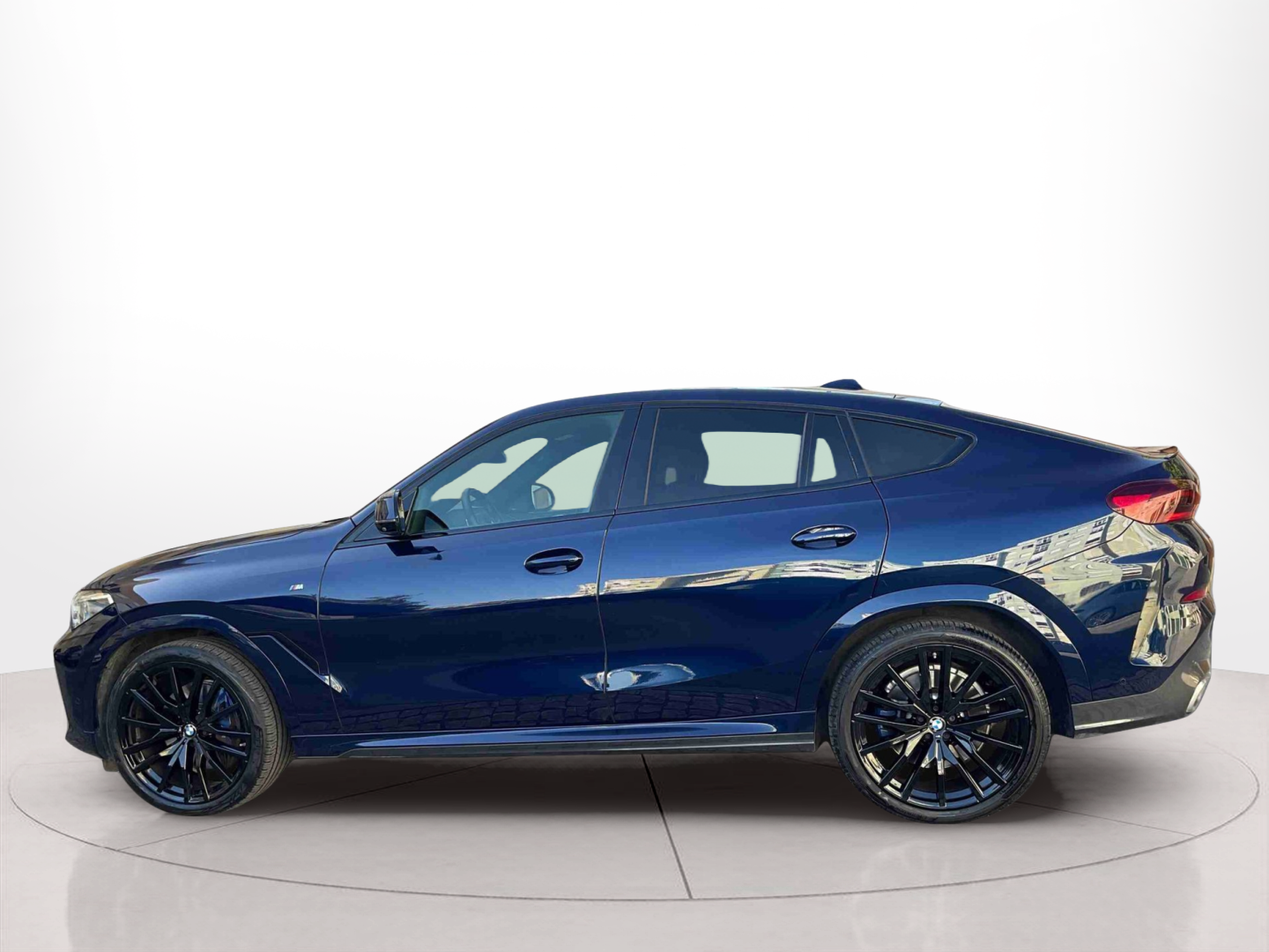 BMW X6 xDrive40i color Azul. Año 2021. 250KW(340CV). Gasolina. En concesionario Santogal Setúbal de Setúbal