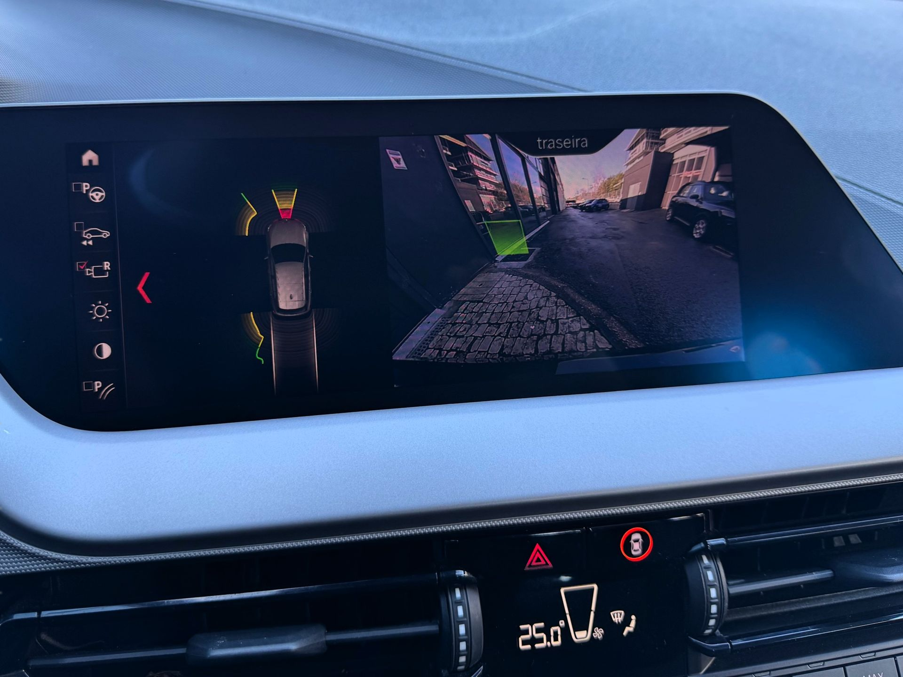 BMW Série 1 116d color Negro. Año 2021. 85KW(116CV). Diesel. En concesionario Santogal Oeiras de Oeiras