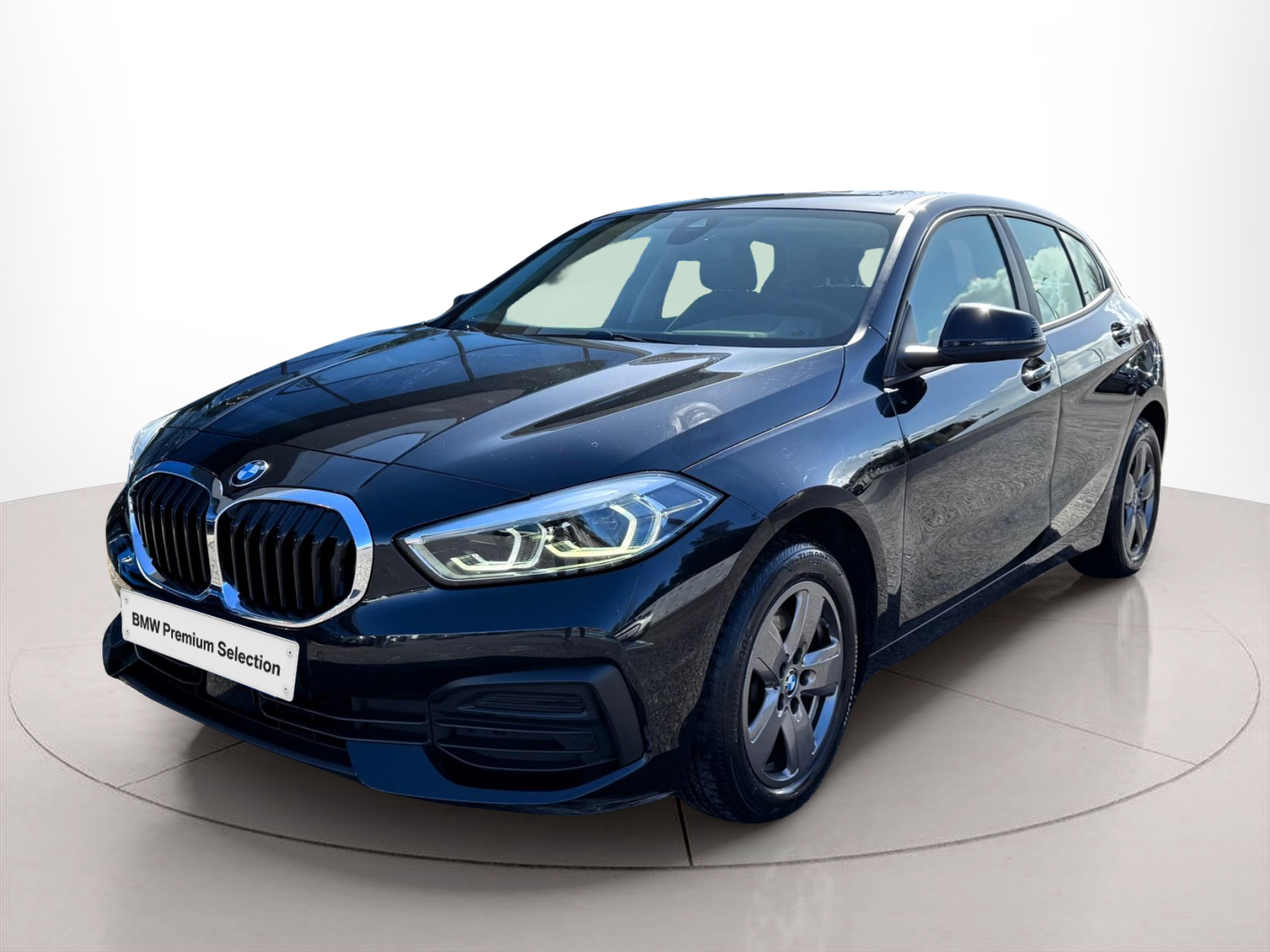 Fotos de BMW Série 1 116d color Negro. Año 2021. 85KW(116CV). Diesel. En concesionario Santogal Oeiras de Oeiras