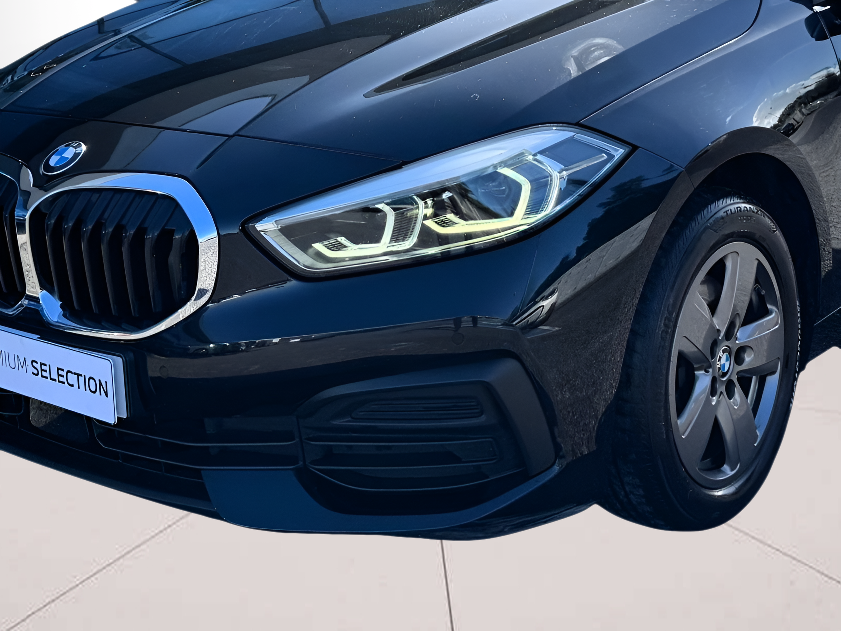 BMW Série 1 116d color Negro. Año 2021. 85KW(116CV). Diesel. En concesionario Santogal Oeiras de Oeiras