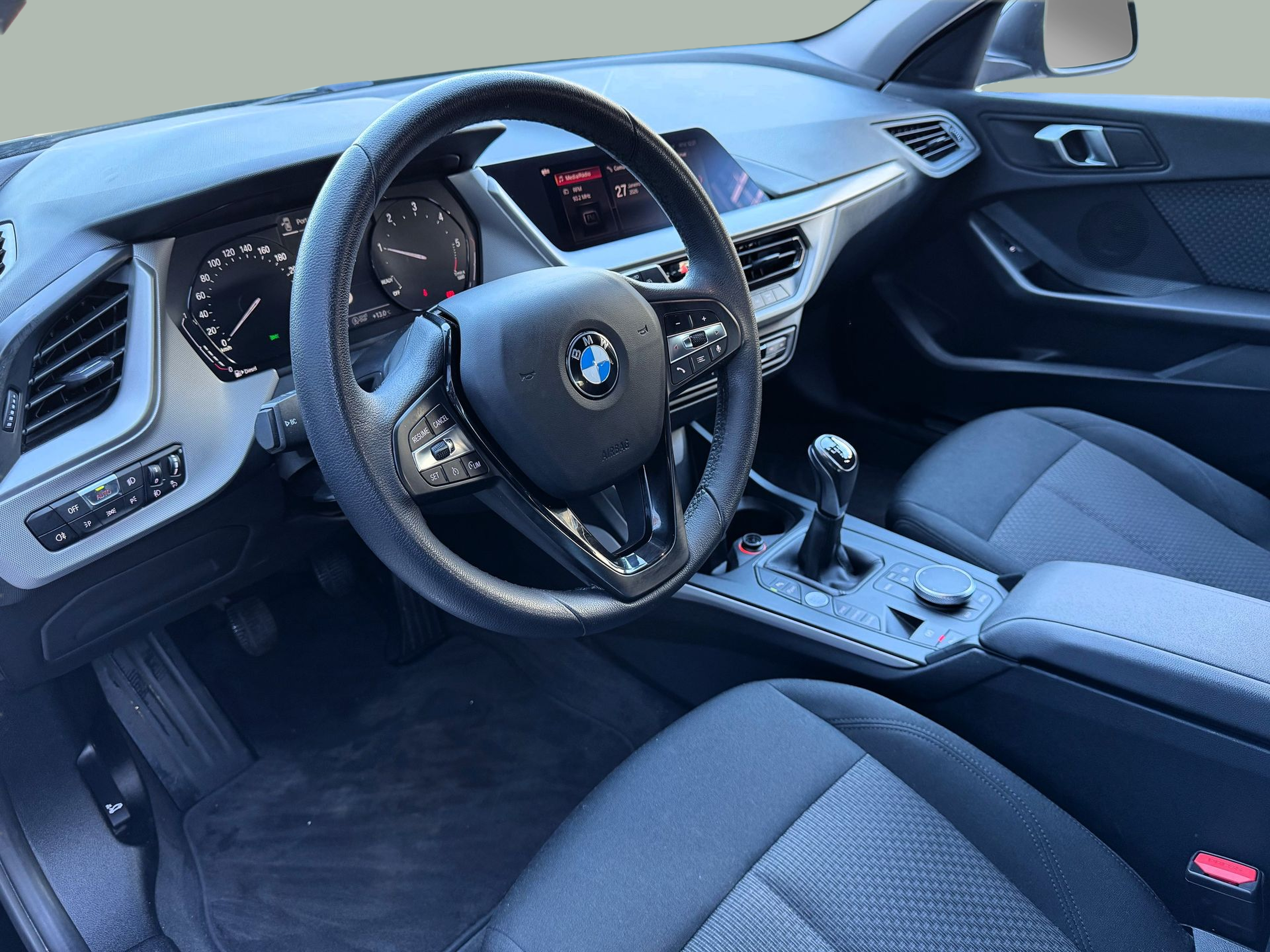 BMW Série 1 116d color Negro. Año 2021. 85KW(116CV). Diesel. En concesionario Santogal Oeiras de Oeiras