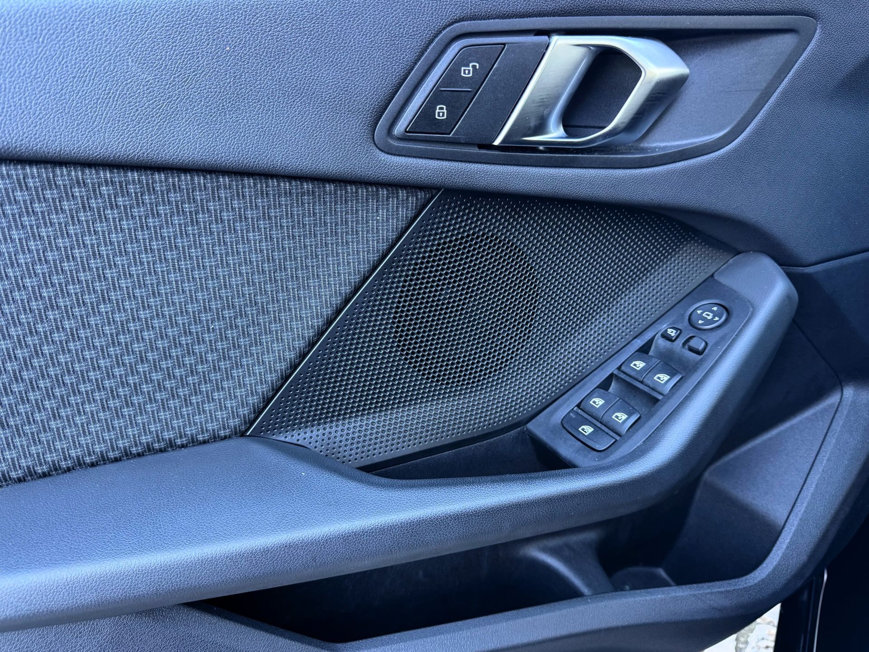 BMW Série 1 116d color Negro. Año 2021. 85KW(116CV). Diesel. En concesionario Santogal Oeiras de Oeiras