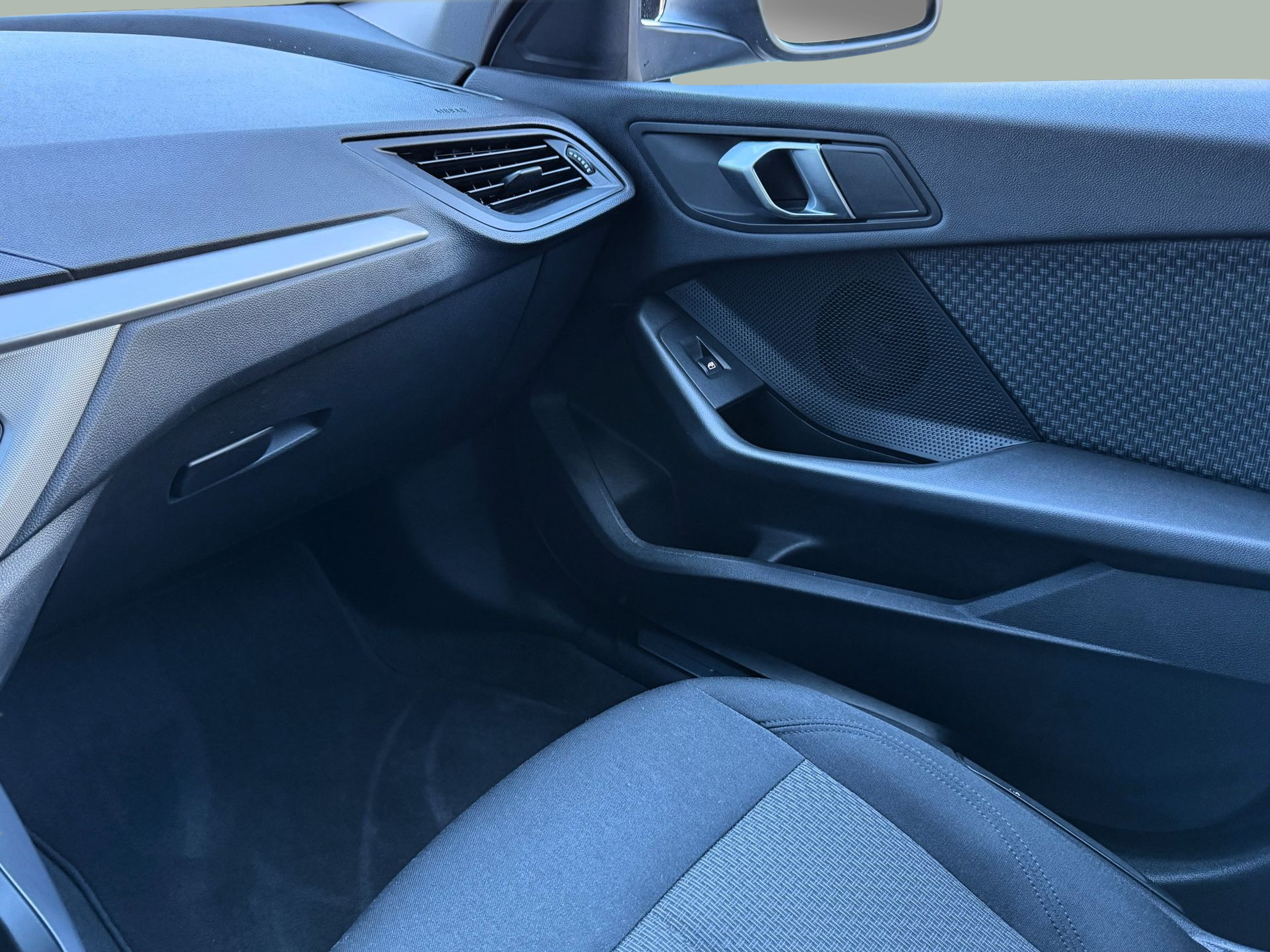 BMW Série 1 116d color Negro. Año 2021. 85KW(116CV). Diesel. En concesionario Santogal Oeiras de Oeiras