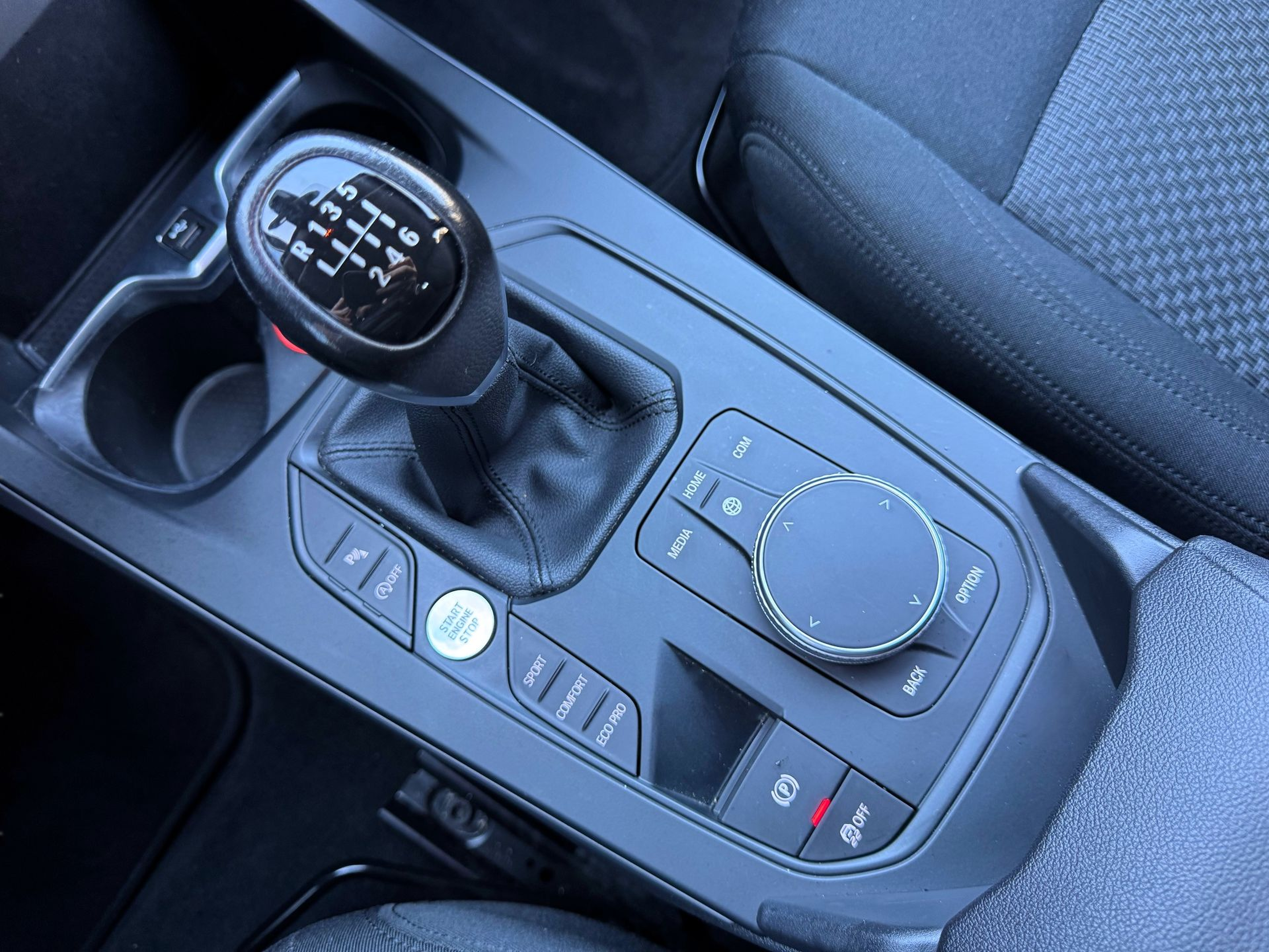 BMW Série 1 116d color Negro. Año 2021. 85KW(116CV). Diesel. En concesionario Santogal Oeiras de Oeiras