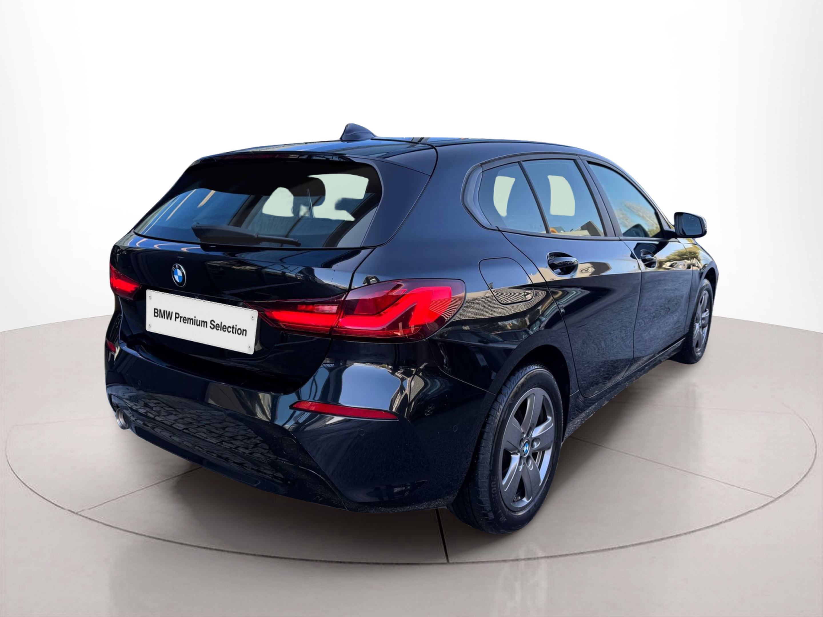 BMW Série 1 116d color Negro. Año 2021. 85KW(116CV). Diesel. En concesionario Santogal Oeiras de Oeiras