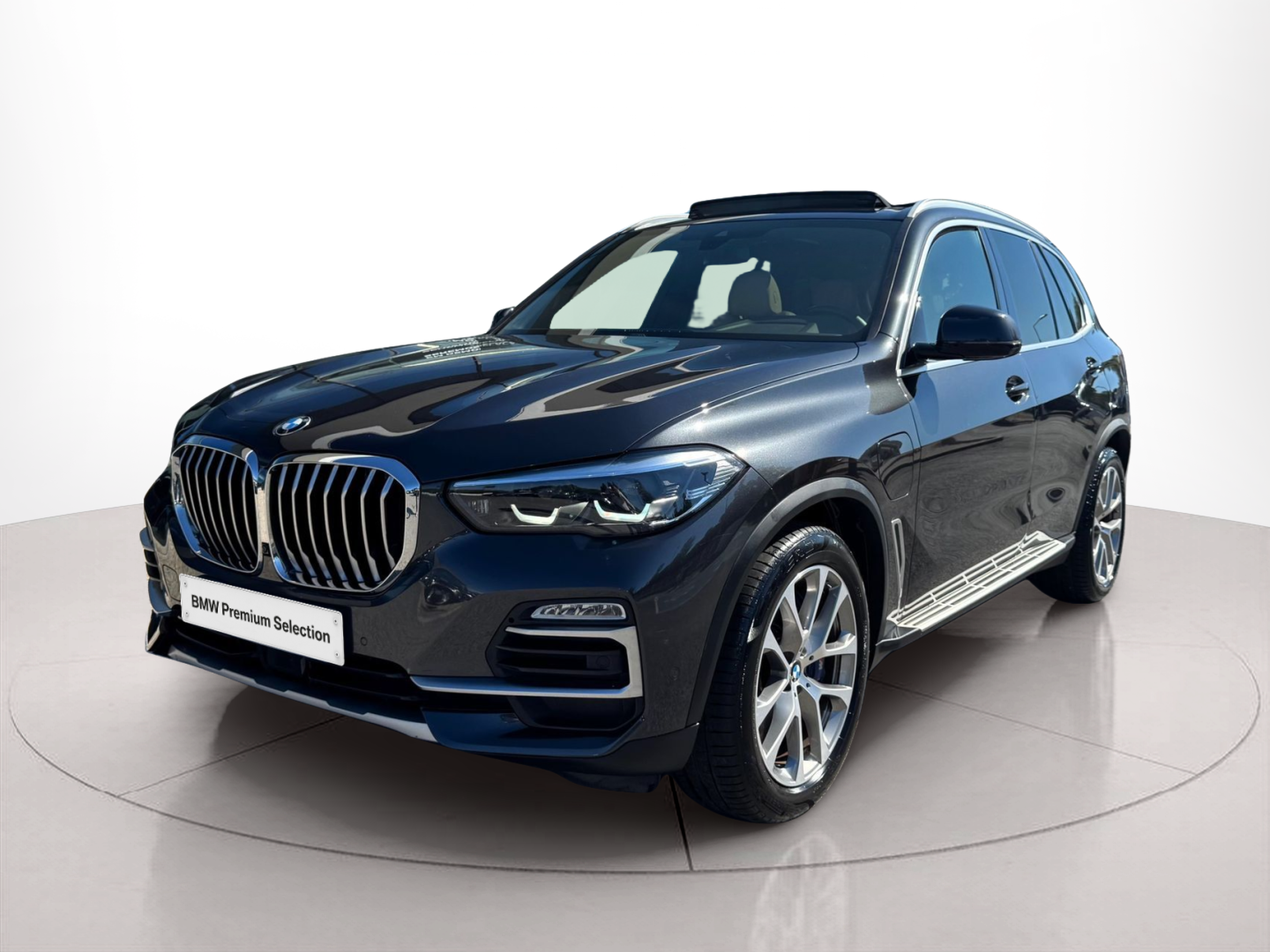 Fotos de BMW X5 xDrive45e color Gris. Año 2021. 290KW(394CV). Elétrico / Gasolina Híbrido. En concesionario Santogal Oeiras de Oeiras