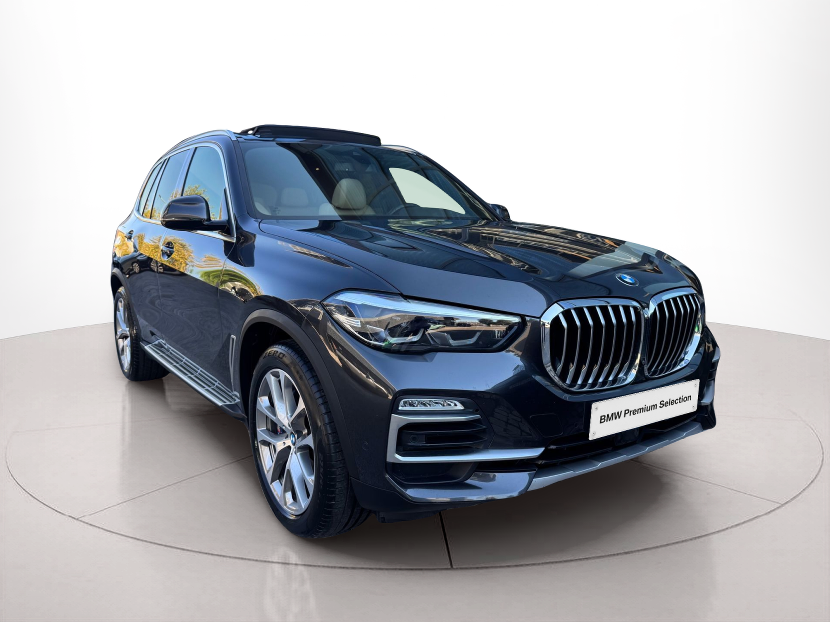 Fotos de BMW X5 xDrive45e color Gris. Año 2021. 290KW(394CV). Elétrico / Gasolina Híbrido. En concesionario Santogal Oeiras de Oeiras