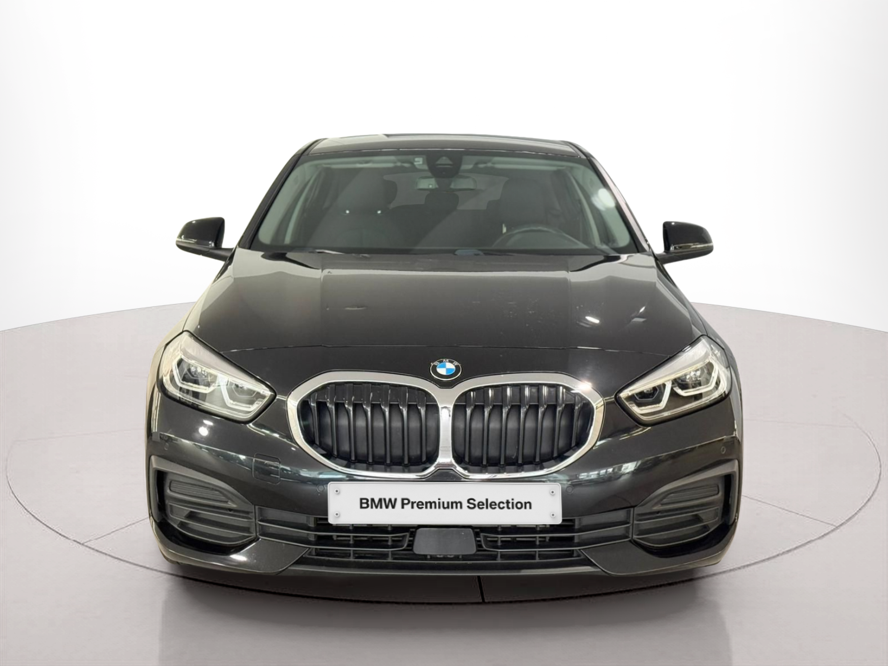 Fotos de BMW Série 1 116d color Negro. Año 2021. 85KW(116CV). Diesel. En concesionario Santogal Carnaxide de Oeiras