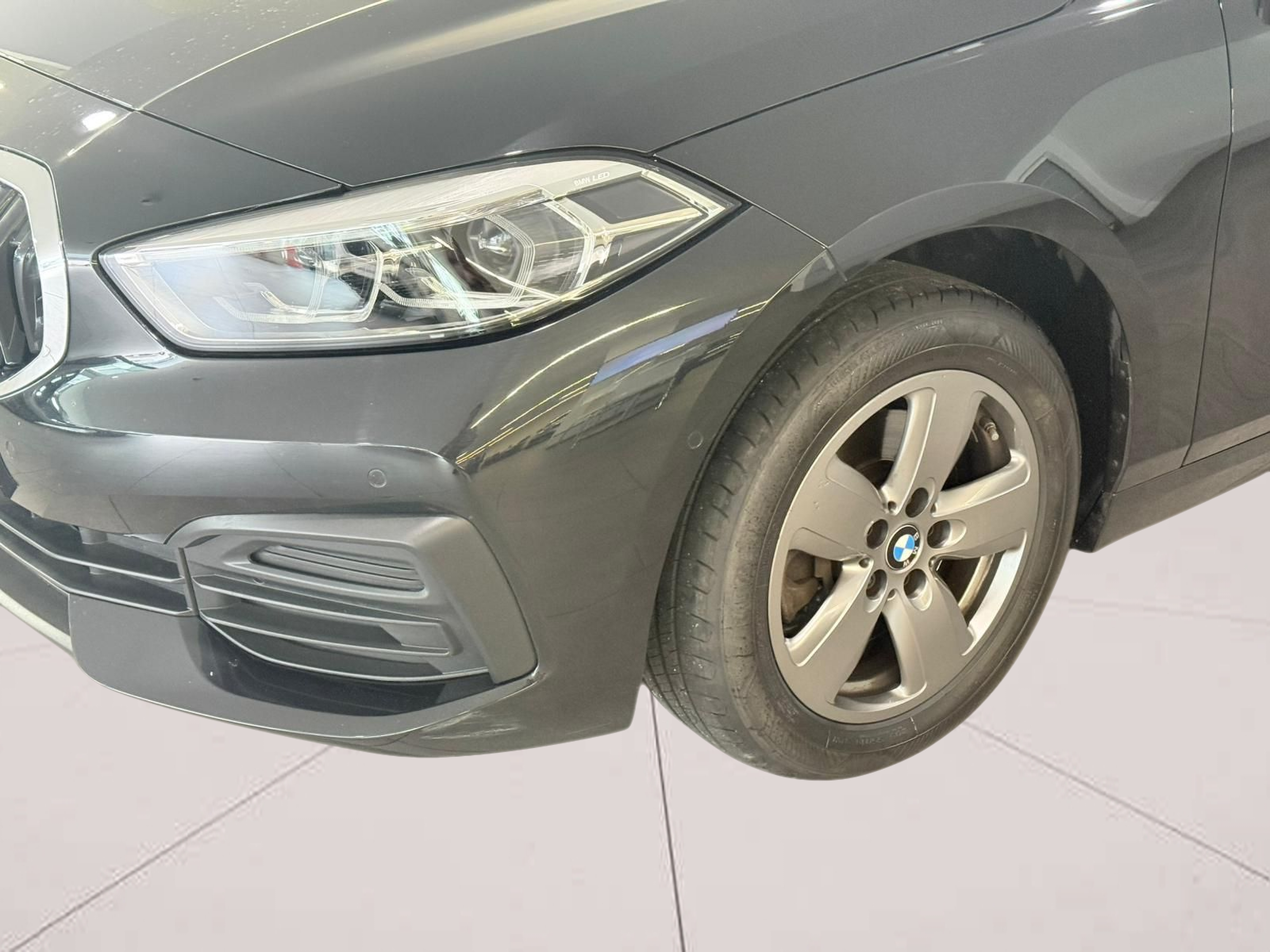 BMW Série 1 116d color Negro. Año 2021. 85KW(116CV). Diesel. En concesionario Santogal Carnaxide de Oeiras