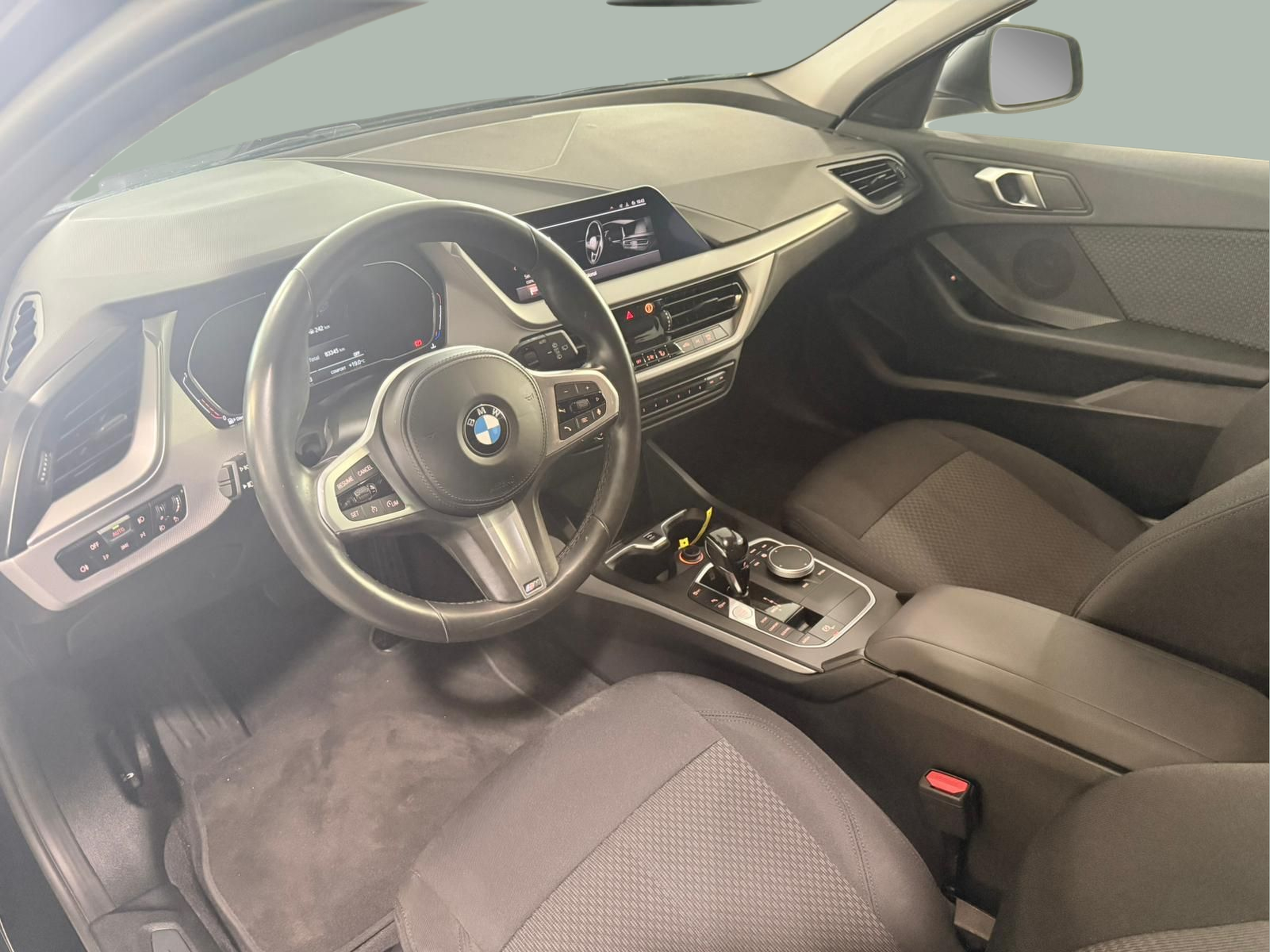 BMW Série 1 116d color Negro. Año 2021. 85KW(116CV). Diesel. En concesionario Santogal Carnaxide de Oeiras