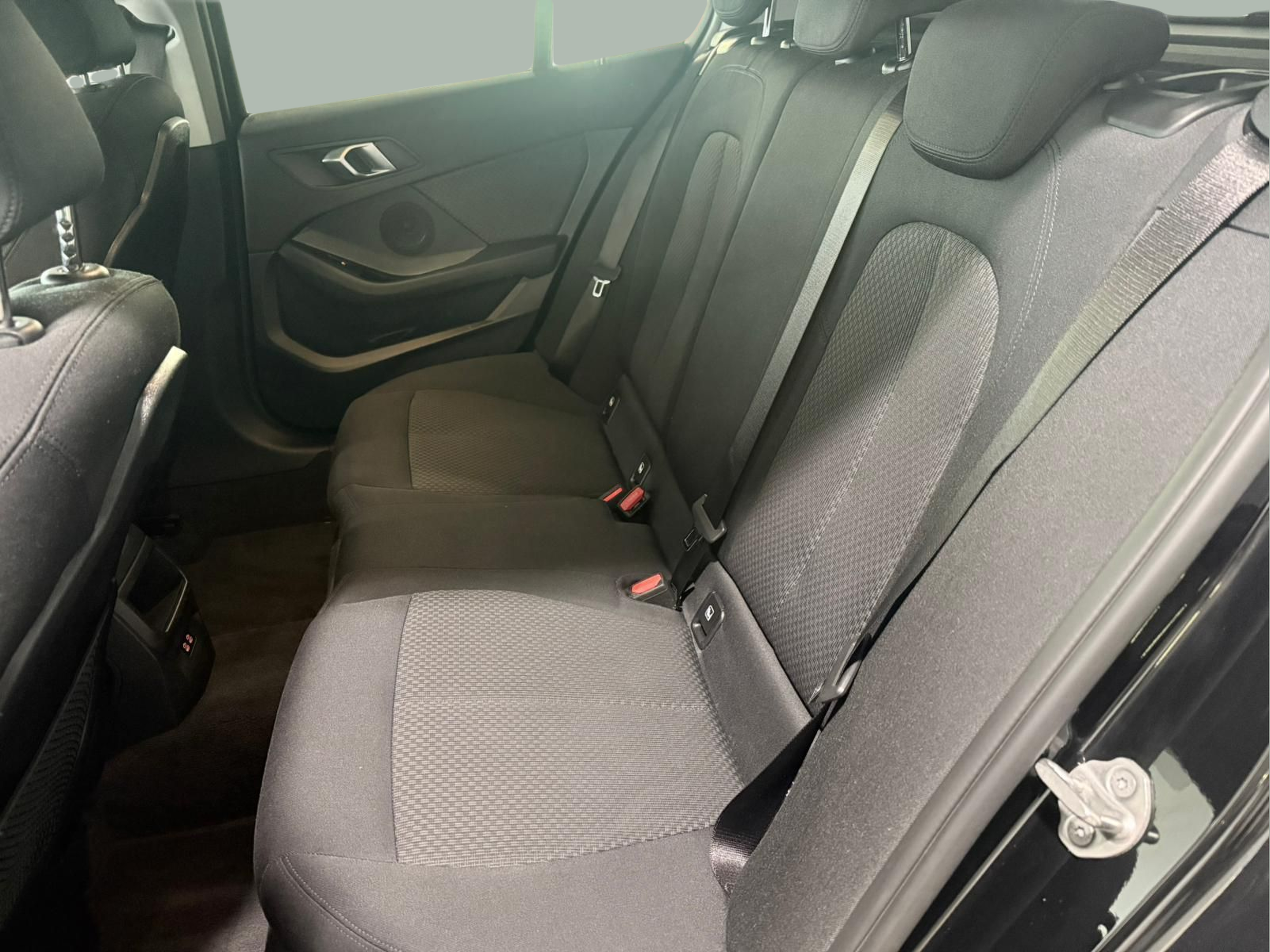 BMW Série 1 116d color Negro. Año 2021. 85KW(116CV). Diesel. En concesionario Santogal Carnaxide de Oeiras