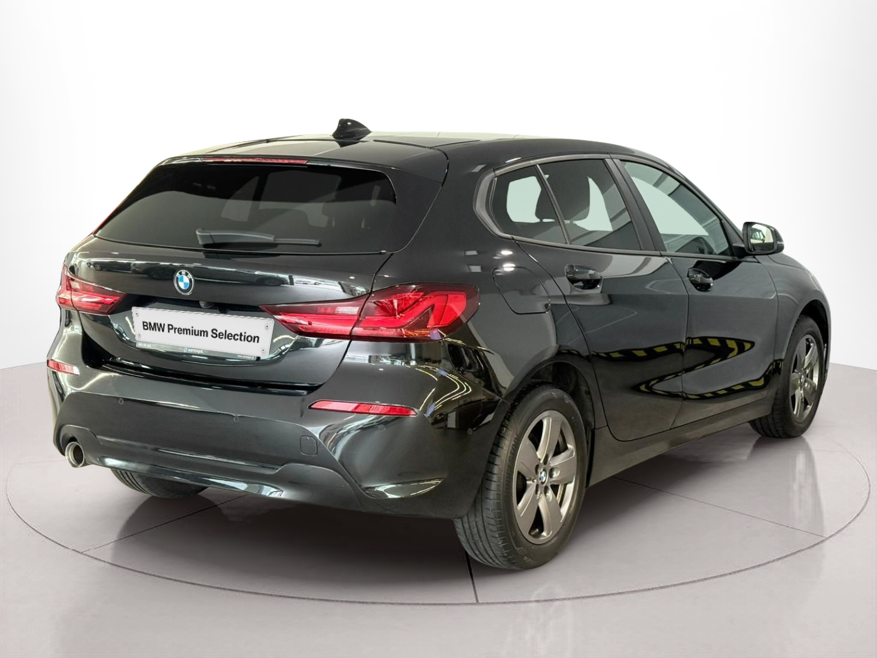 BMW Série 1 116d color Negro. Año 2021. 85KW(116CV). Diesel. En concesionario Santogal Carnaxide de Oeiras