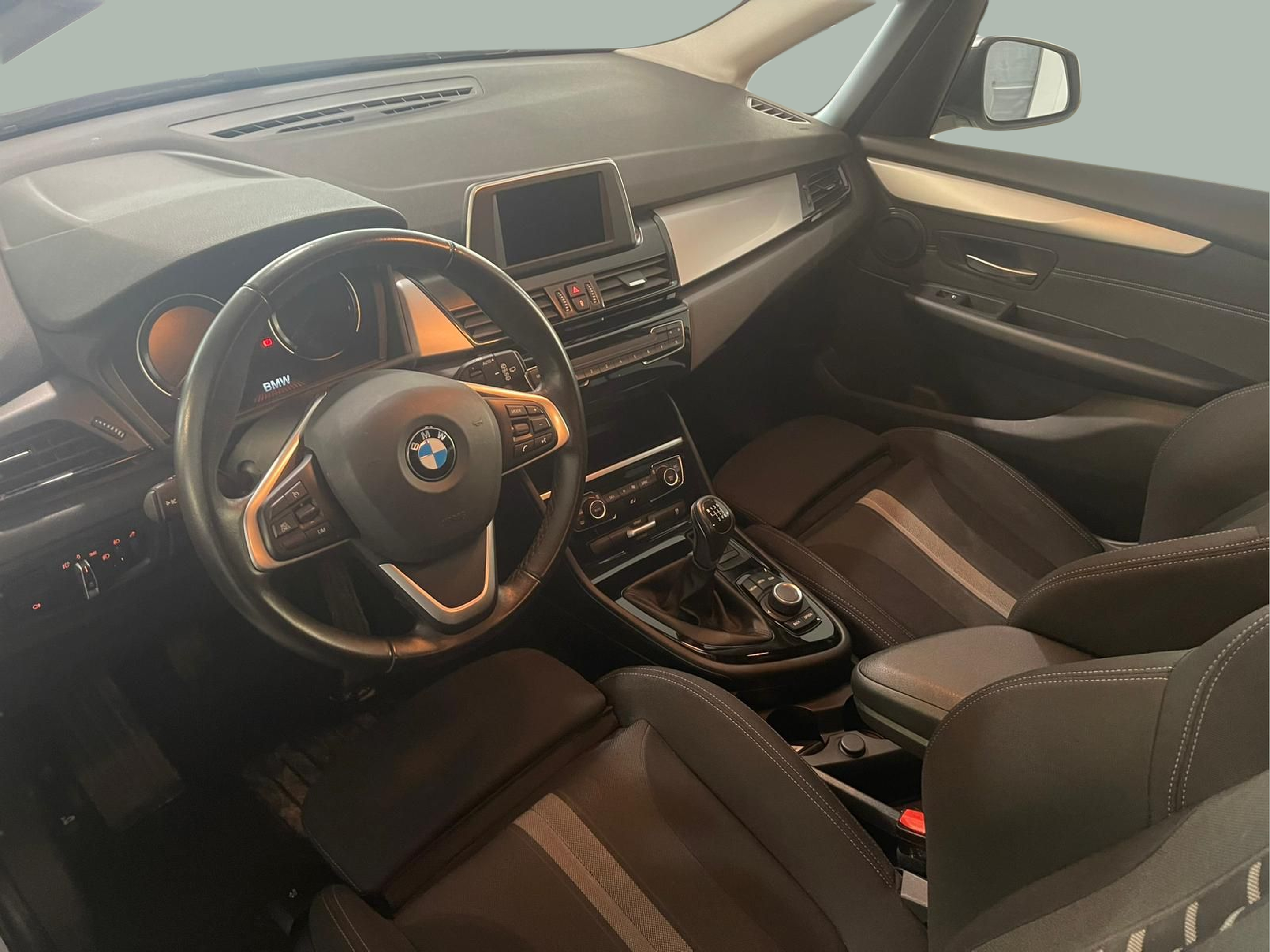 Bmw Série 2 216d Active Tourer color Gris Plata. Año 2021. 85KW(116CV). Diesel. En concesionario Santogal Carnaxide de Oeiras